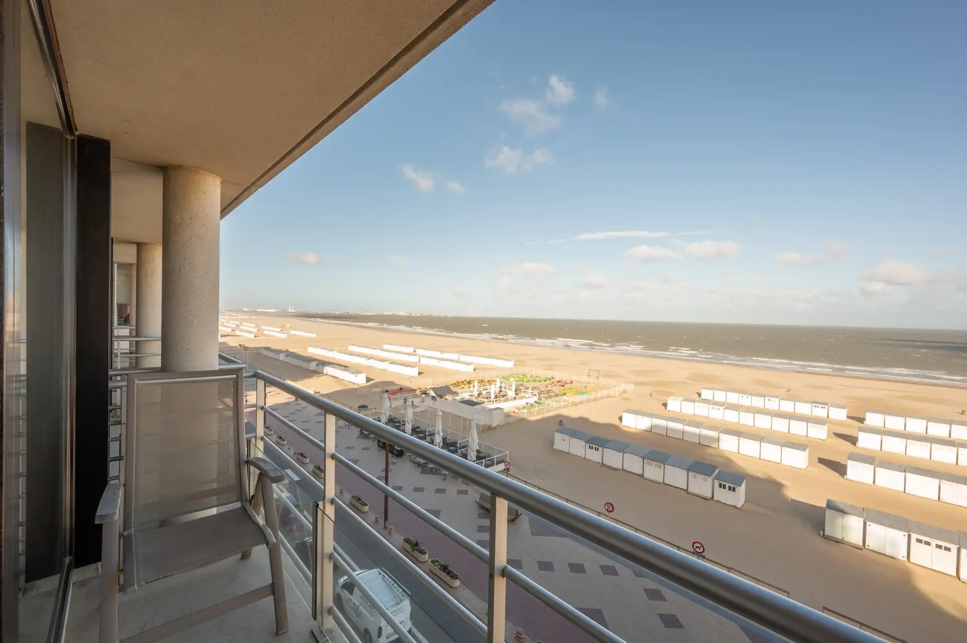 Ongemeubeld: Zeezicht - 2 slpk - parking op gelijkvloers! foto {{pictureIndex}}