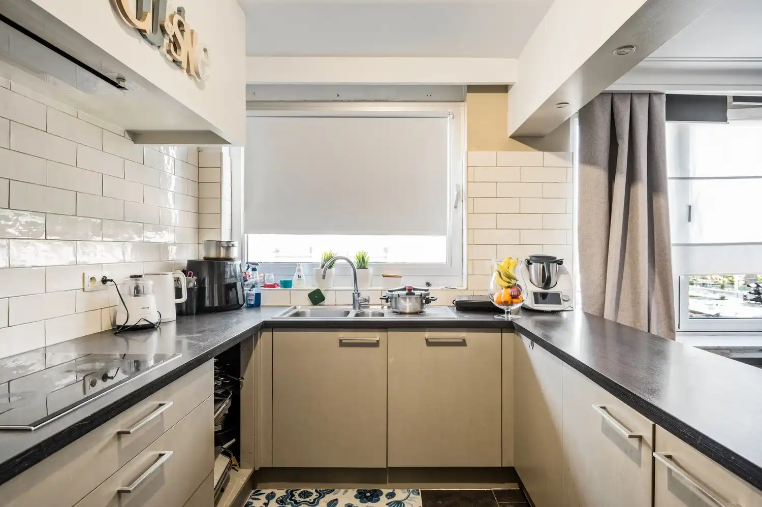 Ruim hoekappartement met veel lichtinval en autostaanplaats! foto 7