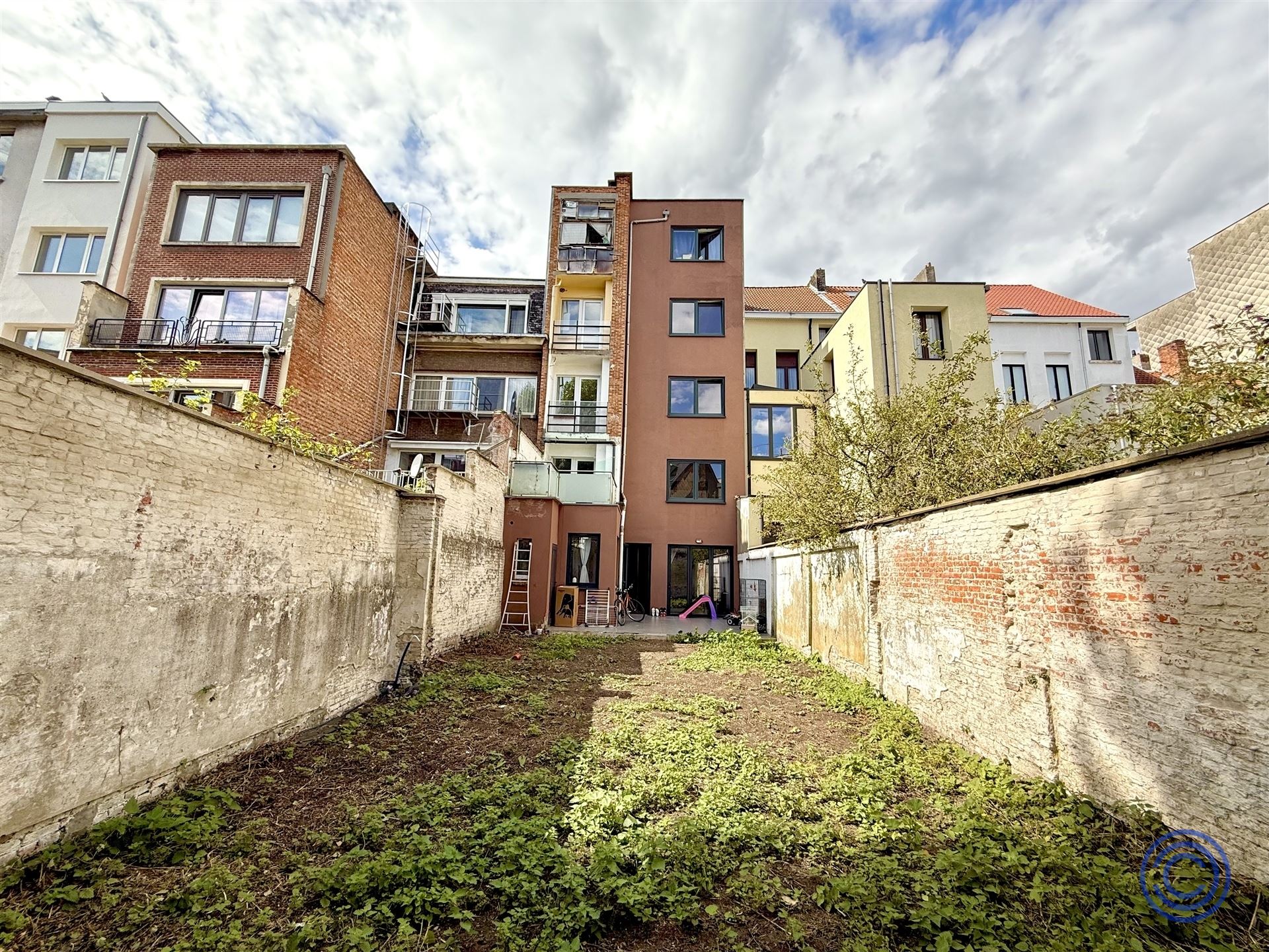 Gelijkvloers 2-Slaapkamerappartement met terras en tuin in groene doodlopende Straat foto 2
