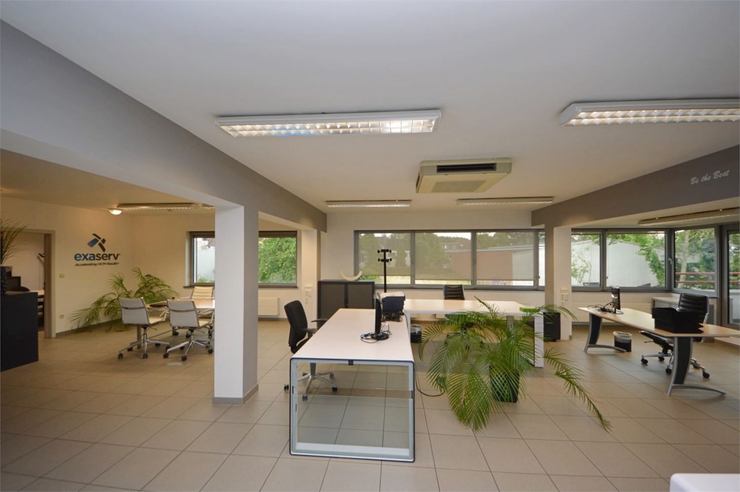 INSTAPKLAAR KANTOOR MET 6 PRIVE PARKEERPLAATSEN NABIJ E40 KAREELSTRAAT foto 4