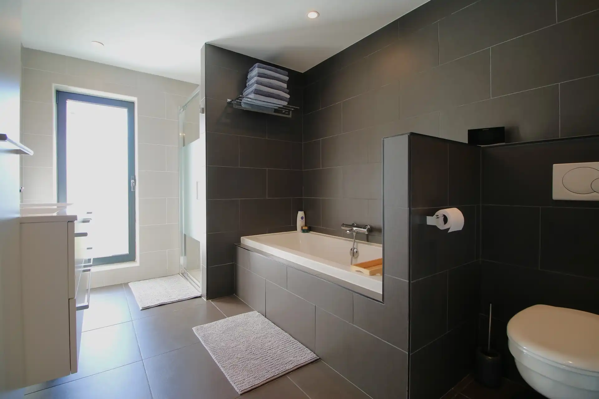 Instapklare gerenoveerde woning met 4 slpks. en aparte garage in doodlopende straat foto 22