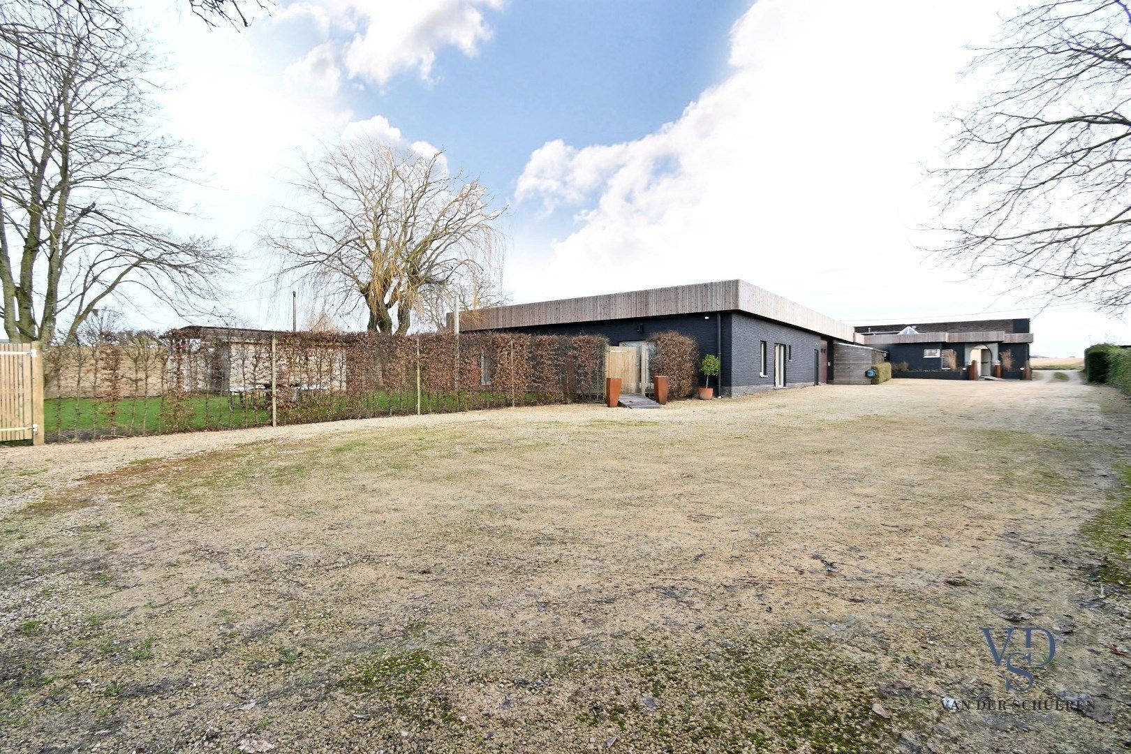 Ruime bungalow met bijgebouwen in Meilegem. foto 2