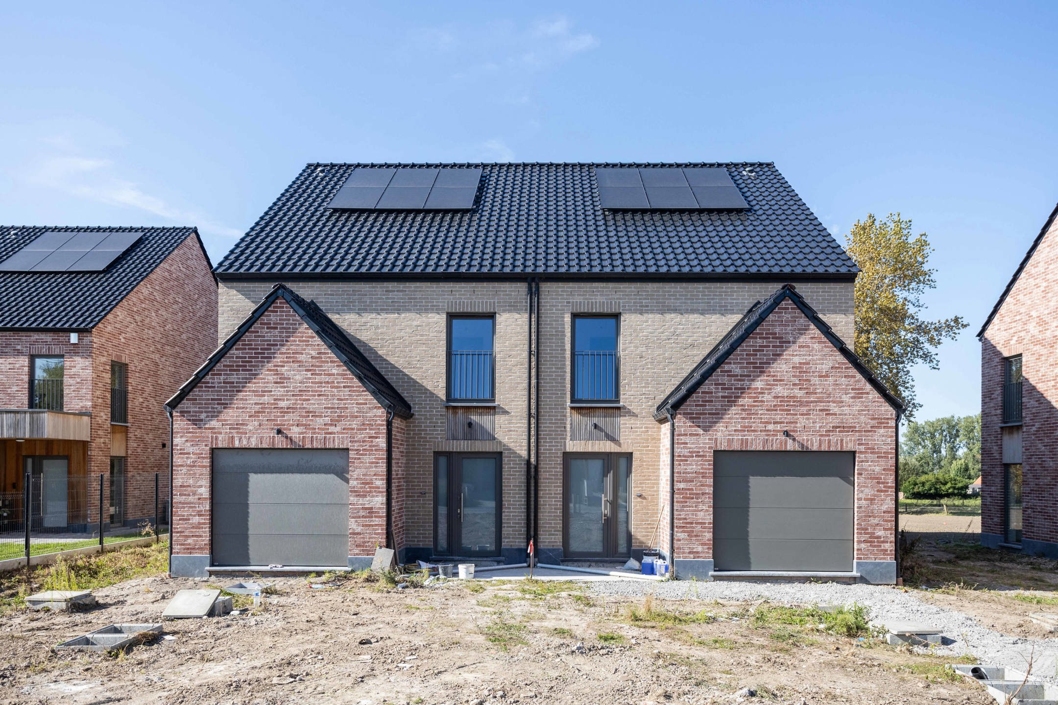 Prachtige nieuwbouwwoning omringd door groen en natuur. foto {{pictureIndex}}