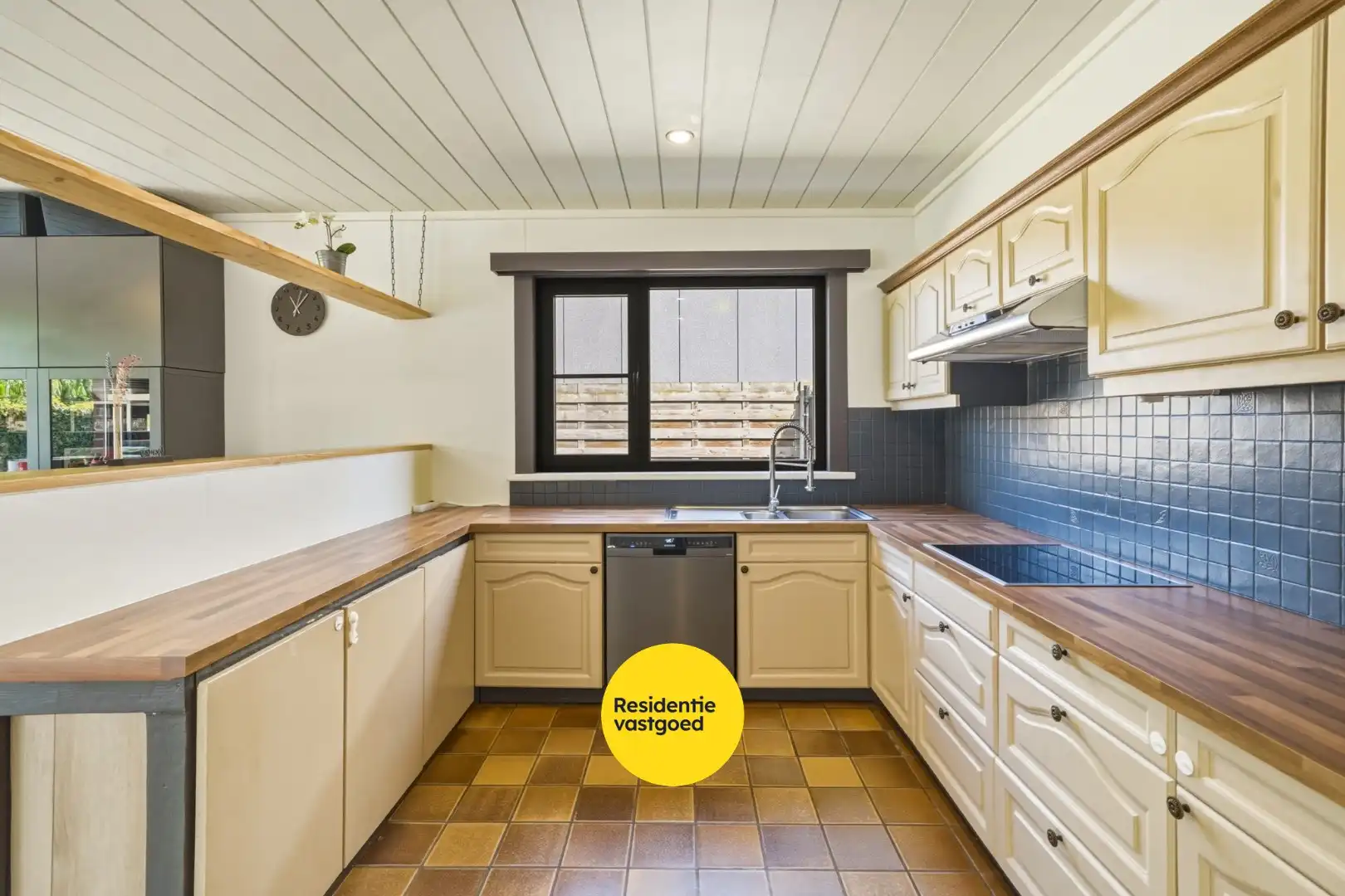 Instapklare ruime bungalow met zongerichte tuin in hartje Oudenburg! foto 11