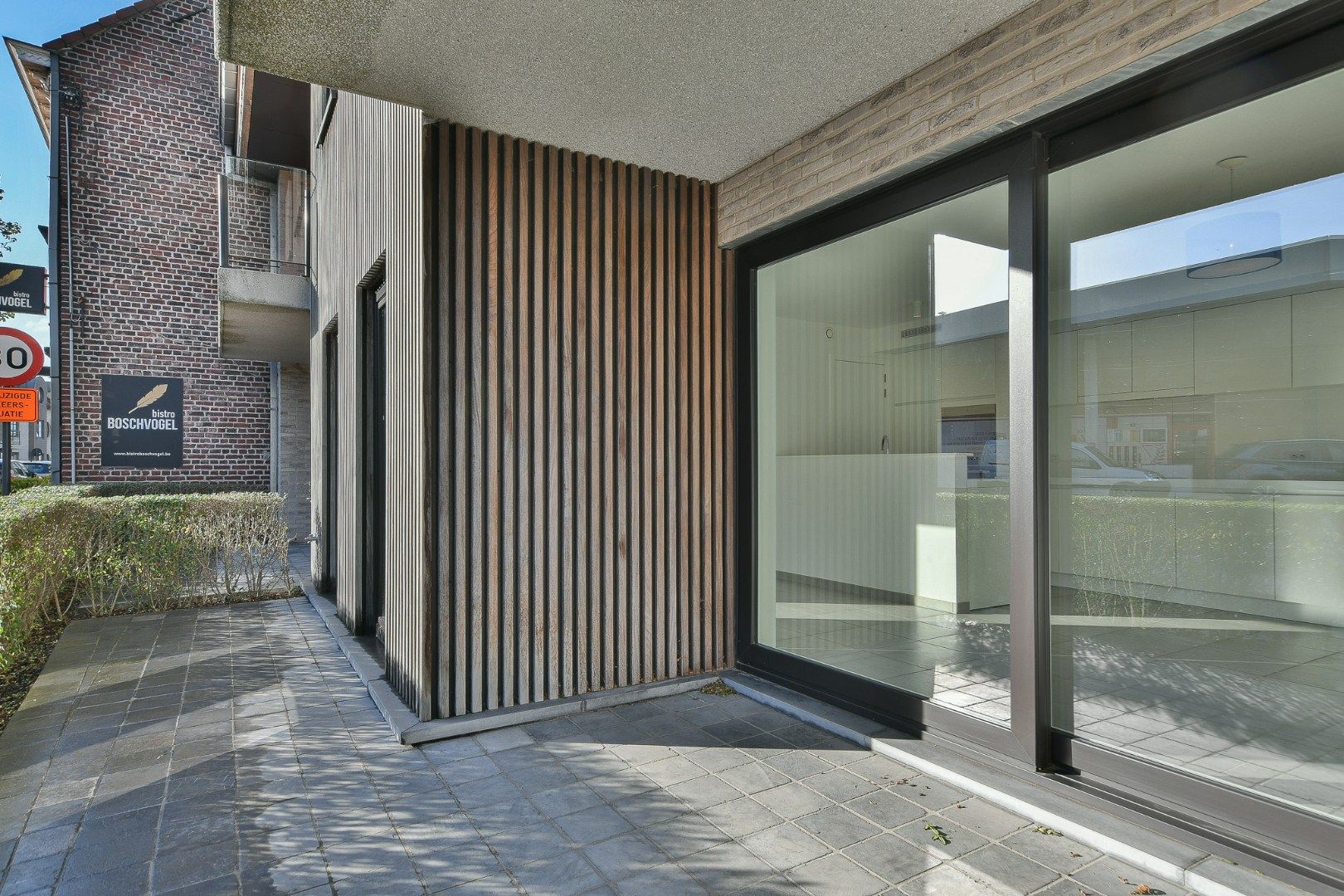 Recent instapklaar gelijkvloers appartement te Aartrijke foto 2