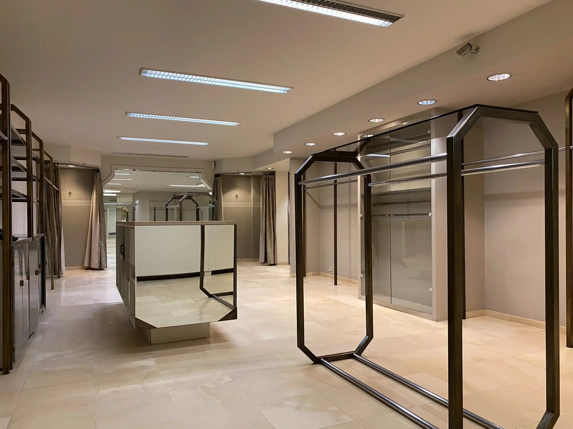 Landelijk gelegen gelijkvloerse VILLA met MAGAZIJN (verkoopsruimte) foto 15