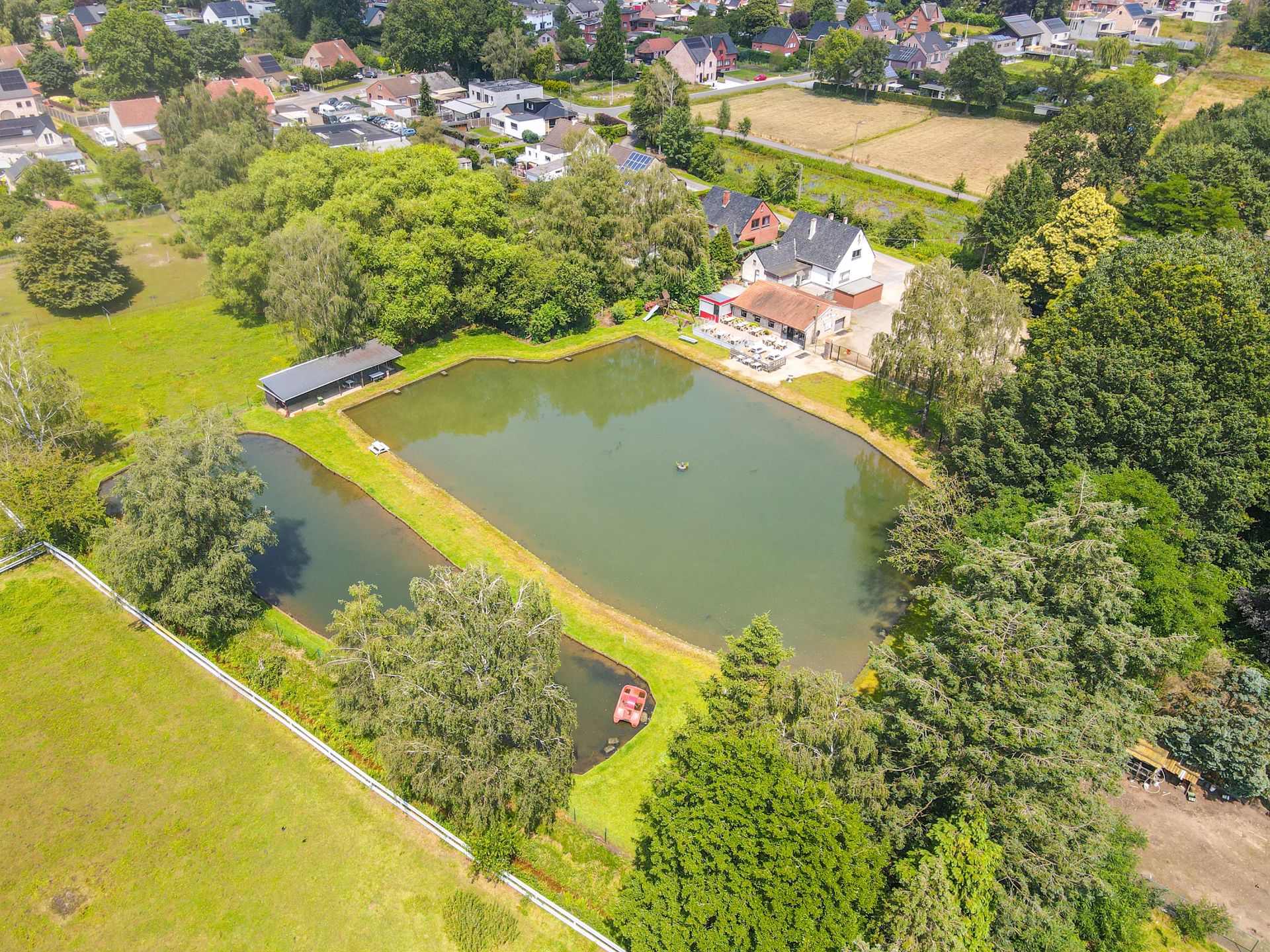 Idyllisch gelegen woning met kantine en vergunde visvijvers! foto 3