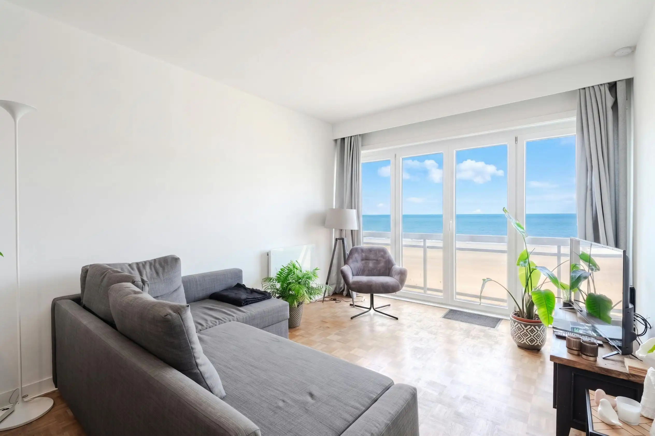 Ruime studio met prachtig frontaal zeezicht te Middelkerke foto 8