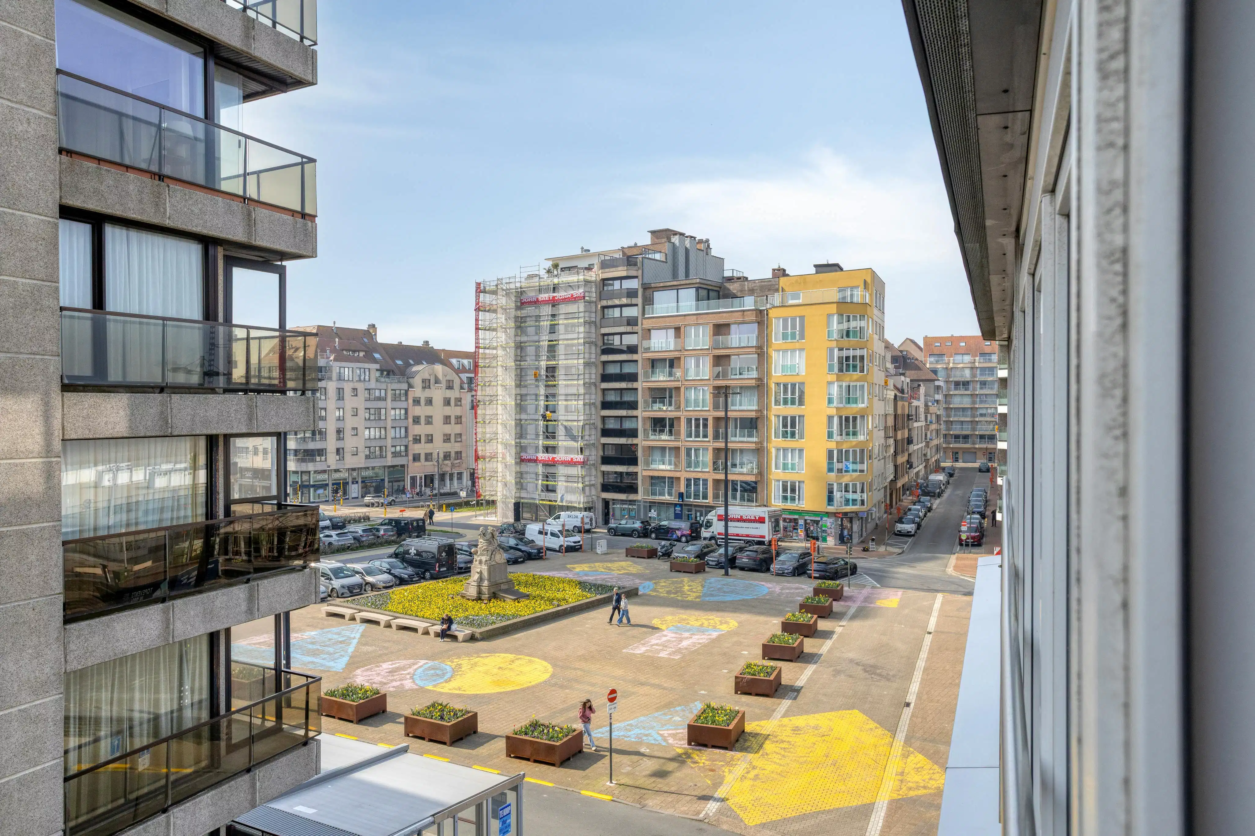 Instapklaar appartement te koop aan het Heldenplein te Heist foto 2