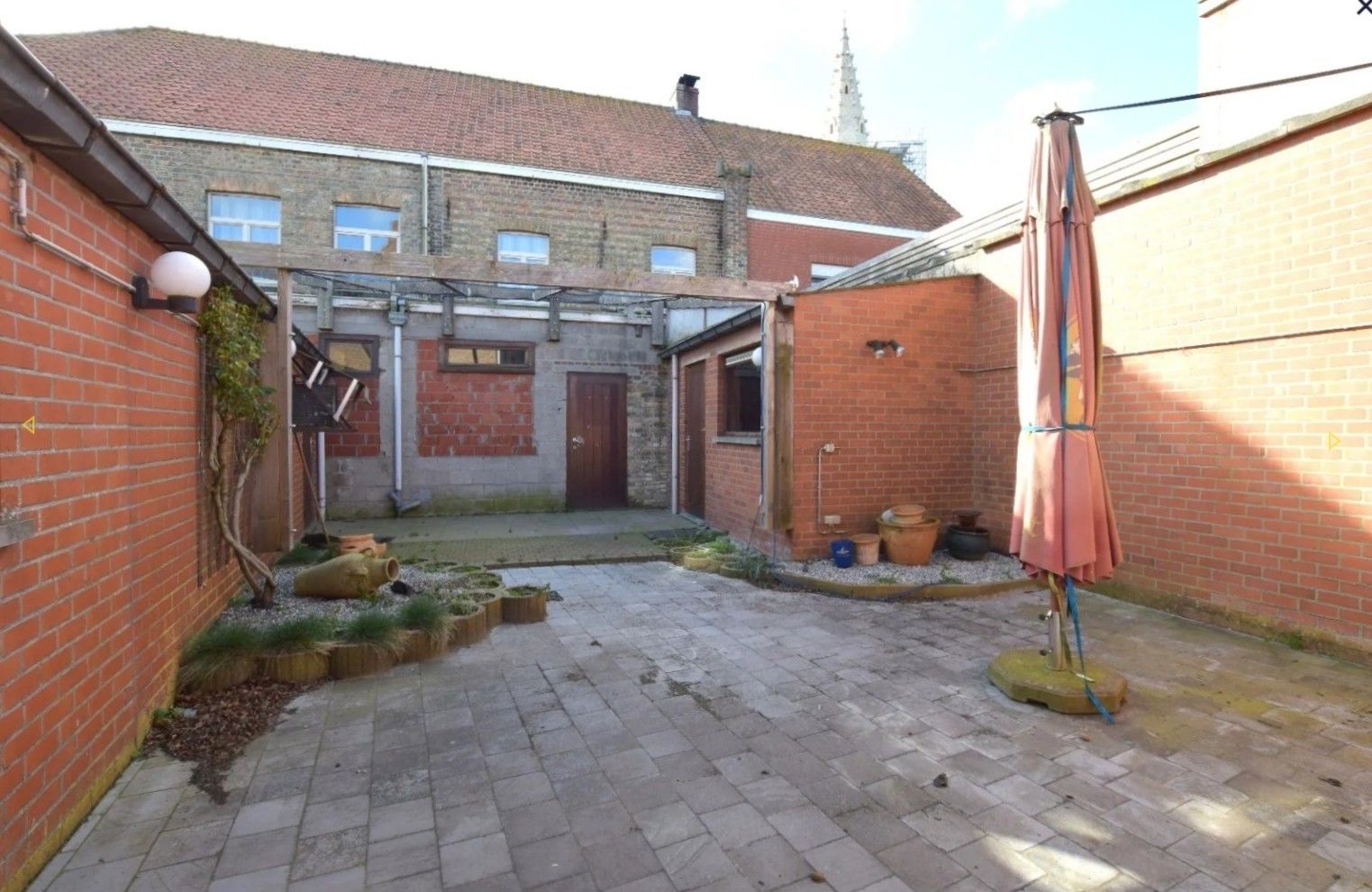 Dorpscafé met woonst, ruime garage en binnenkoer foto 17