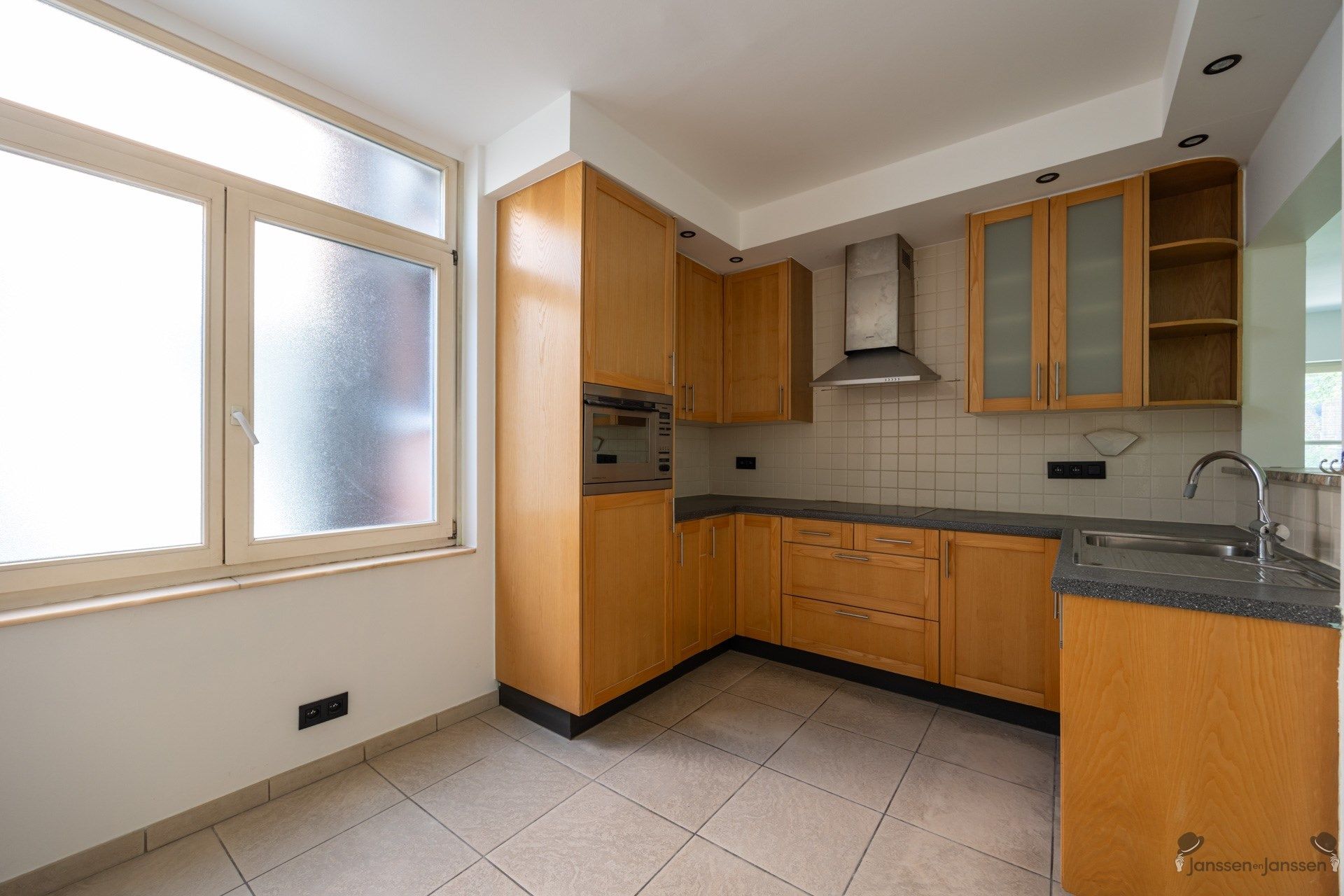 Ruim duplexappartement met twee slaapkamers te koop op het 2e verdiep in hartje Aarschot. foto 8