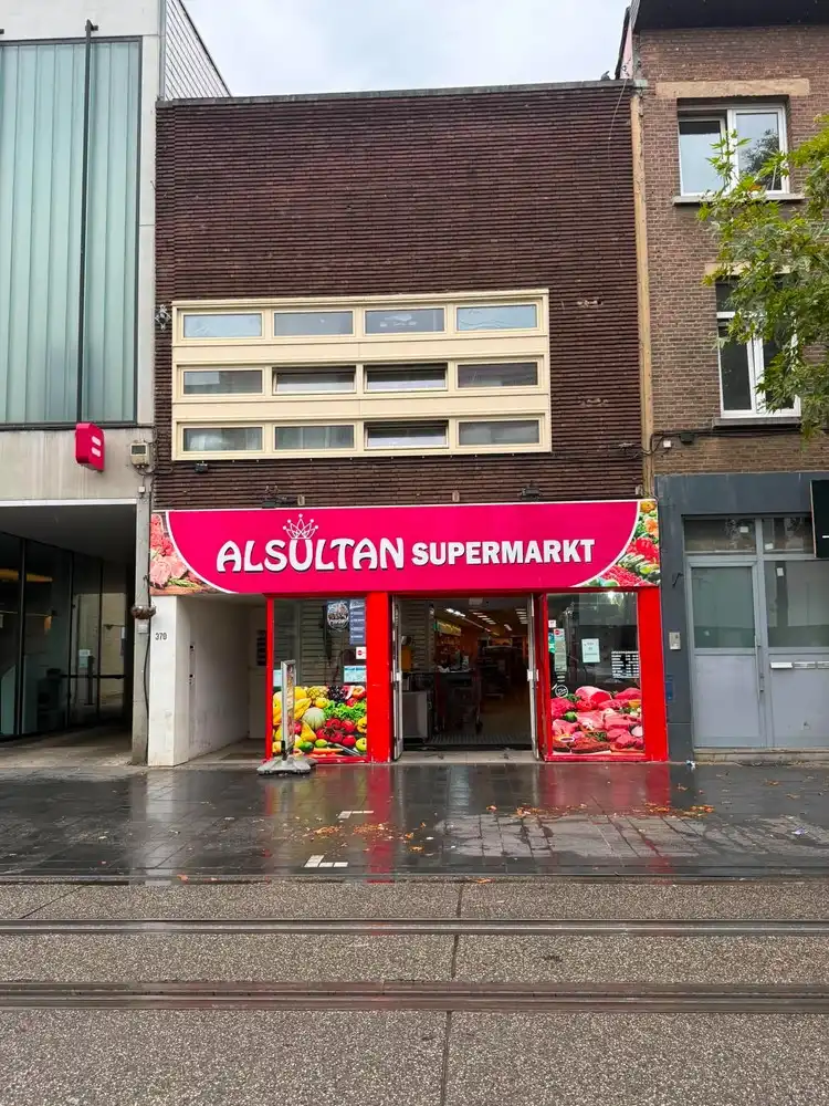COMMERCIEEL GELIJKVLOERS 741M2  + APPARTEMENT. foto 6