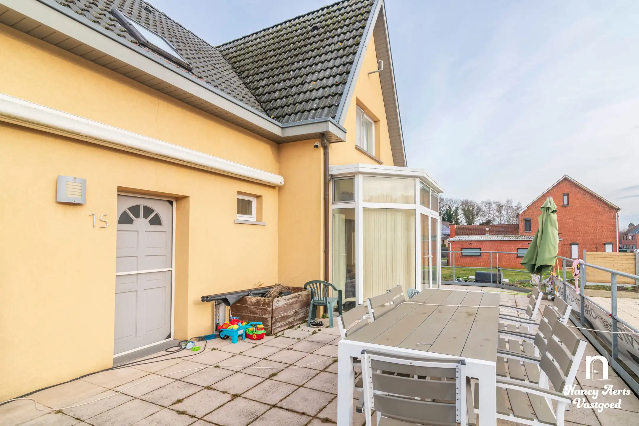 Veelzijdige woning met royale ruimtes en zwembad foto 27