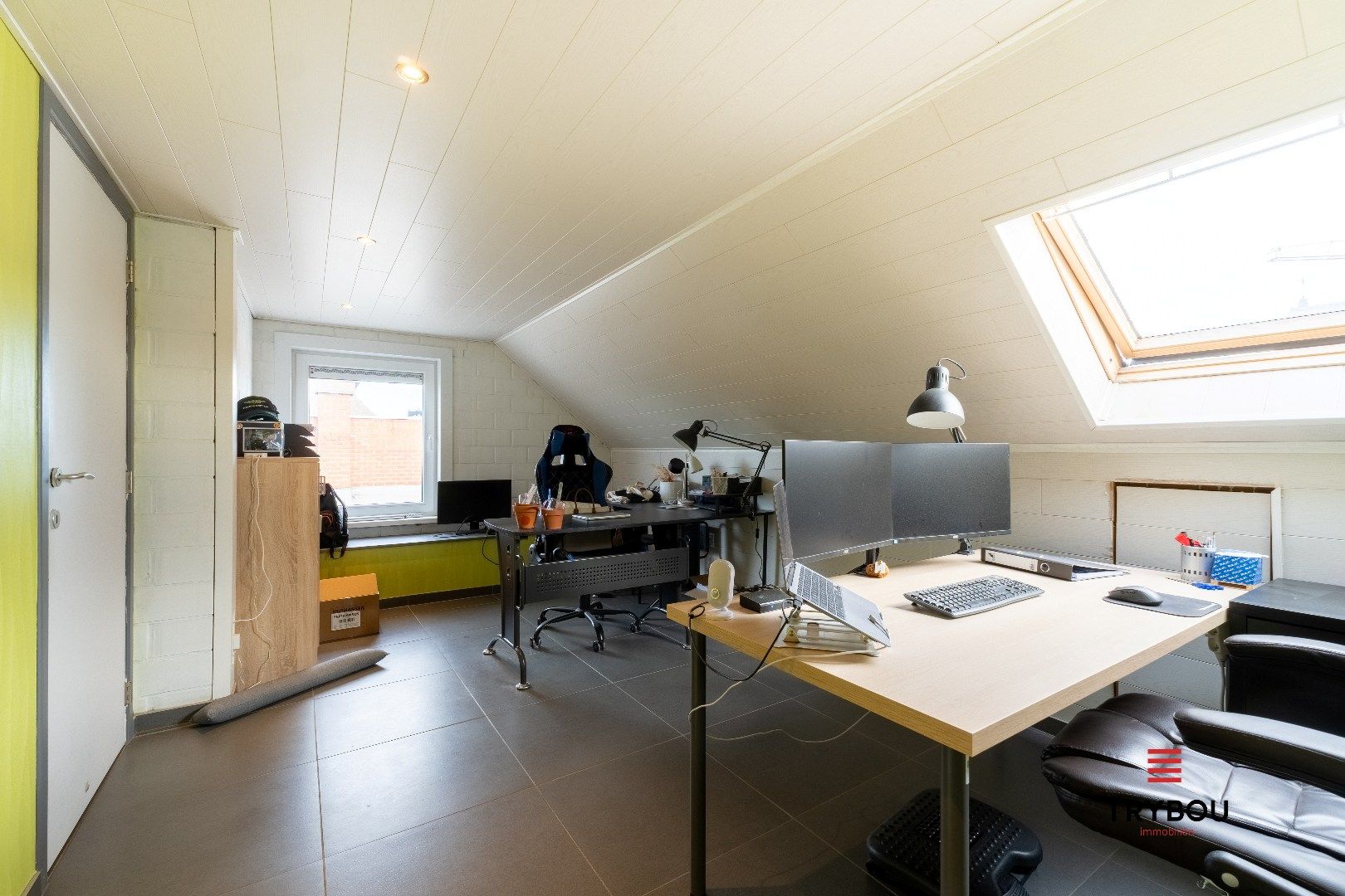 Stijlvolle industriële duplex met ruim terras en staanplaats in centrum Roeselare foto 10