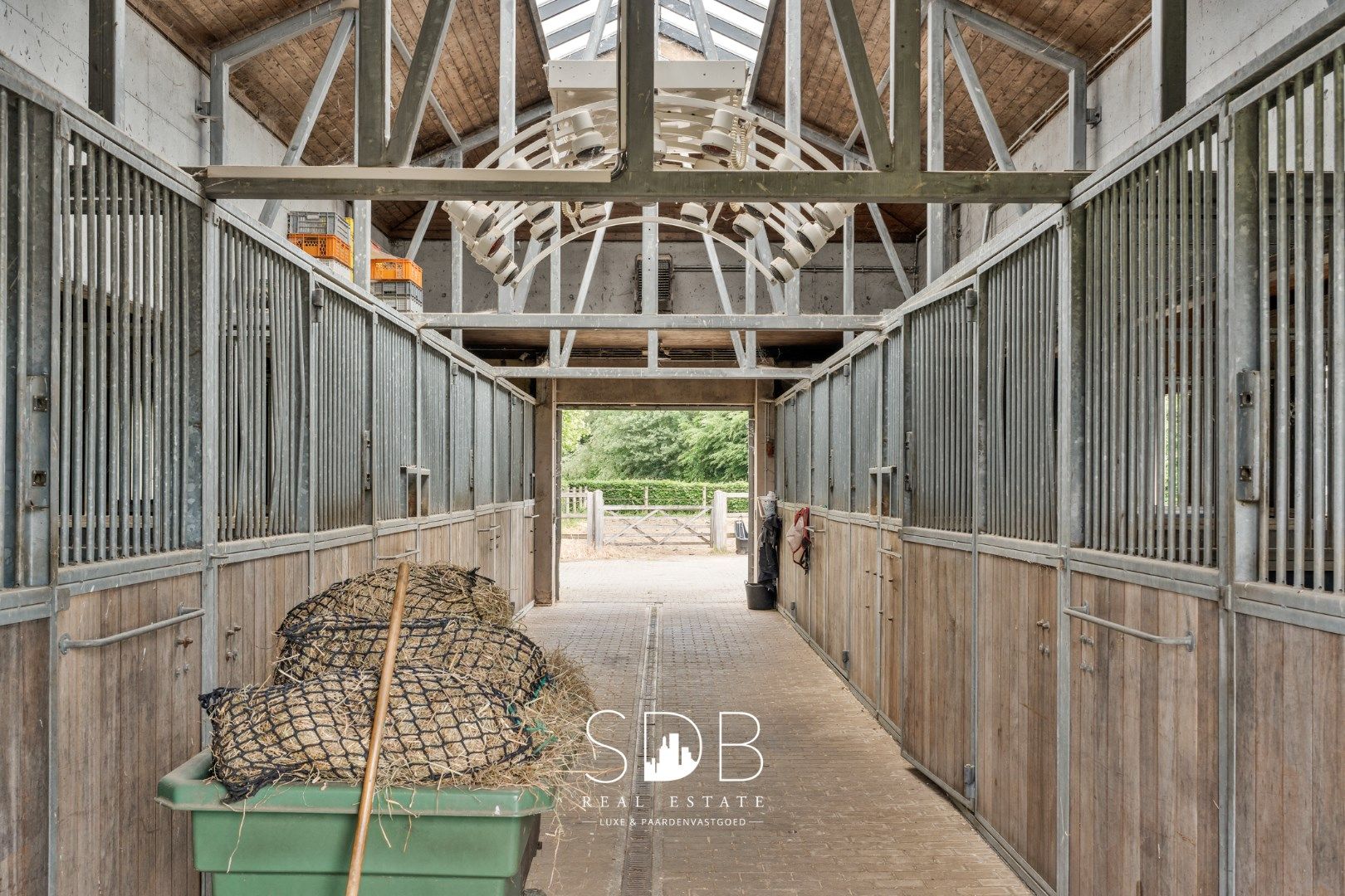 Prachtige villa met hippische accommodatie en graslanden op +/- 23 ha foto 45