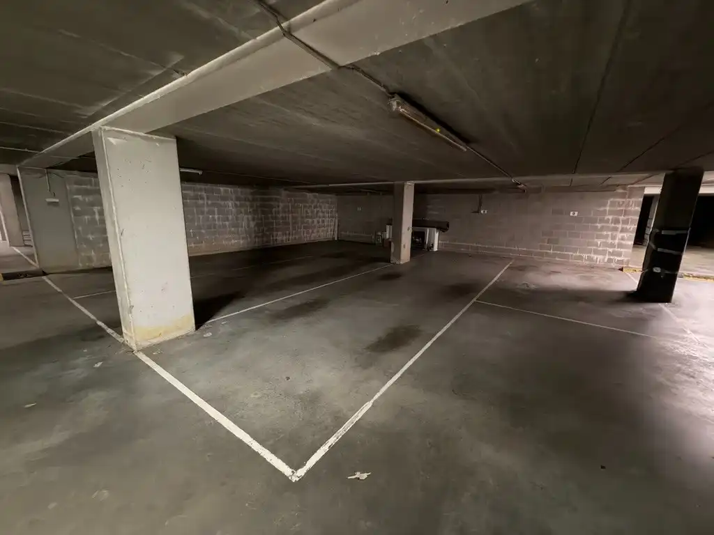 Genk-centrum, Oude Markt 4 bus 11: Ruim en energiezuinig appartement (133 m²) met 2 slaapkamers, overdekt terras, dubbele autostaanplaats en kelderberging. foto 25