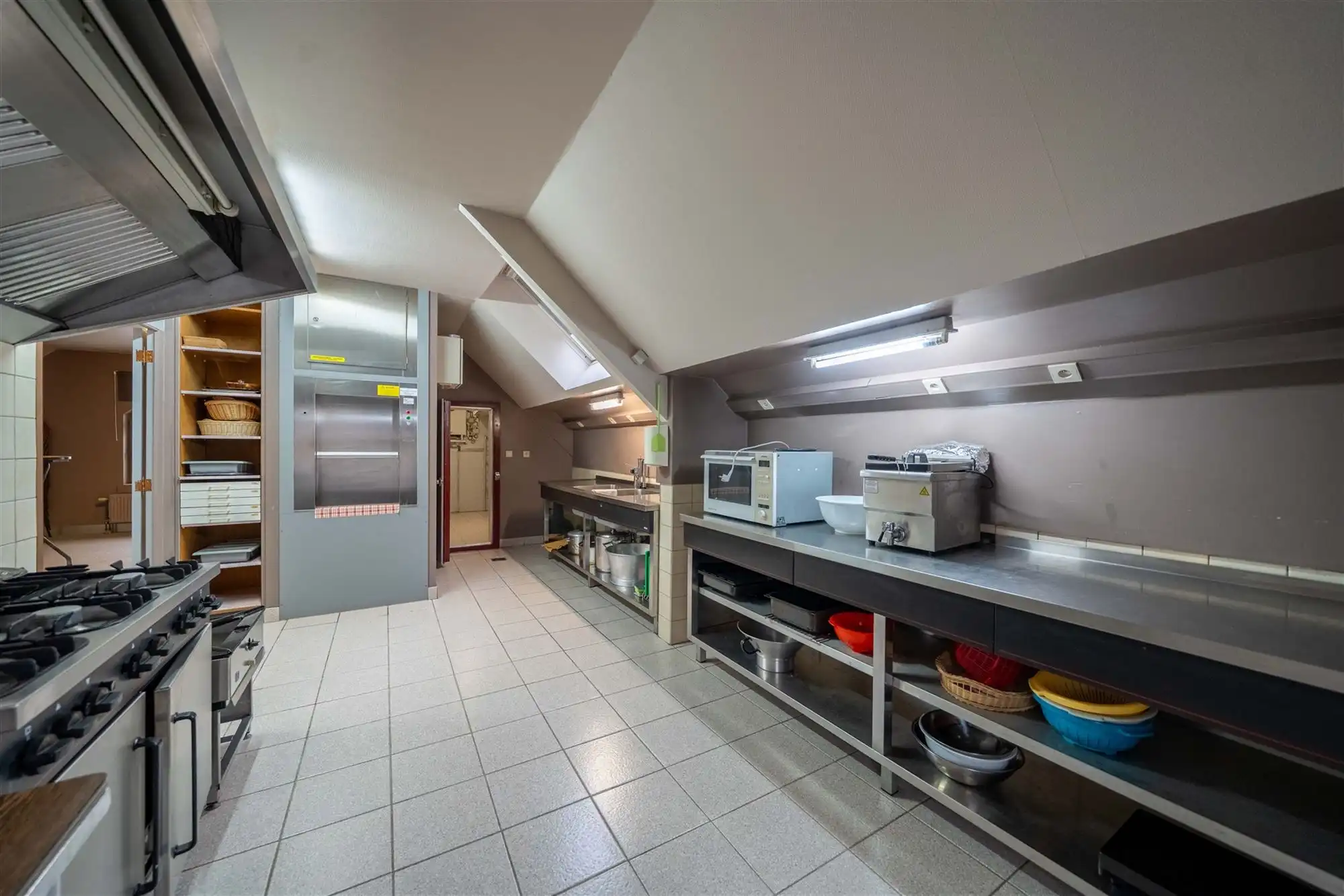 Prachtig handelspand met zaal en ruim appartement te koop! foto 26