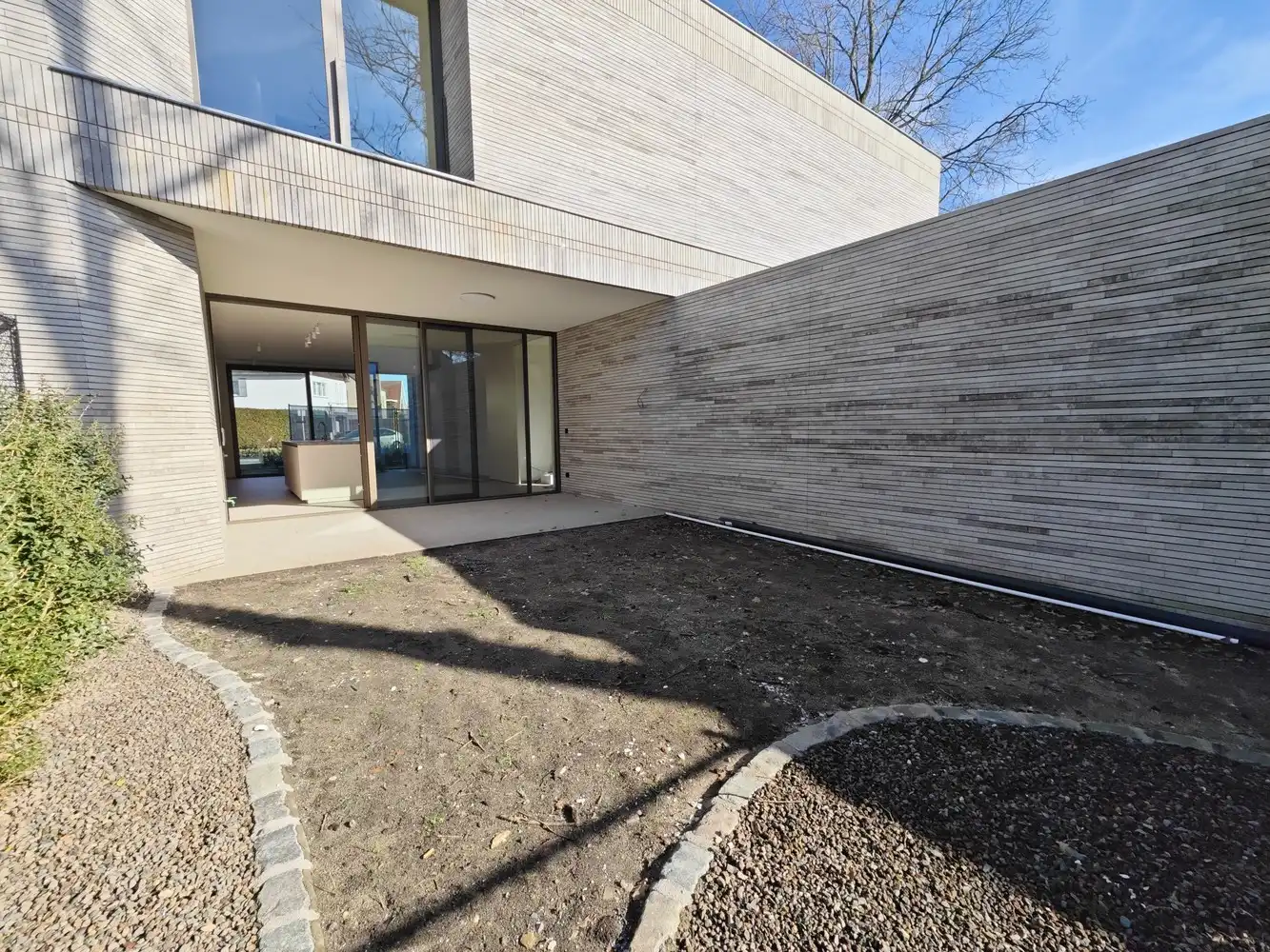 High-end nieuwbouw-appartement met ruim terras, privétuintje, parking en ruime buitenberging foto {{pictureIndex}}