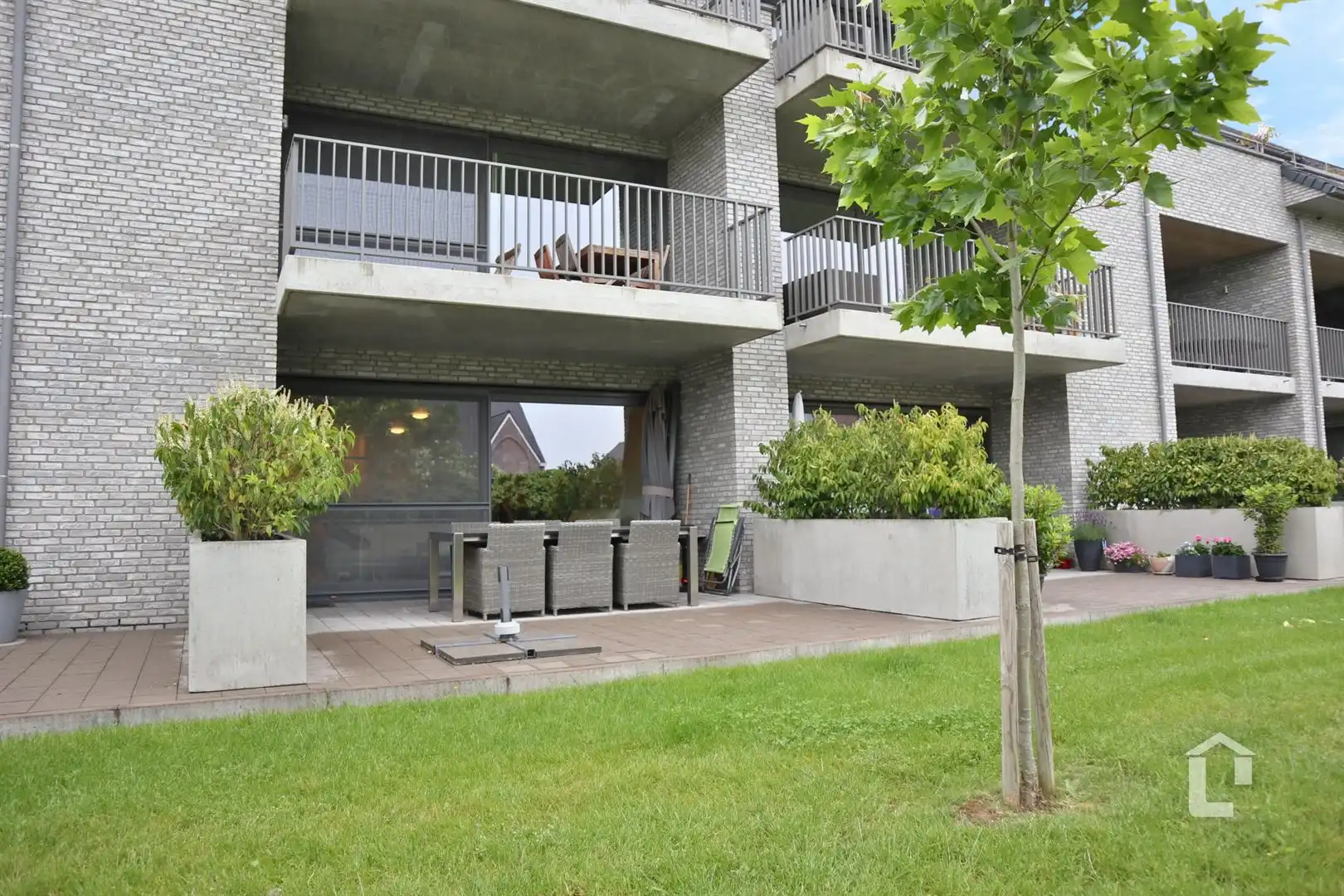 Recent, instapklaar gelijkvloersappartement met groen uitzicht foto 11