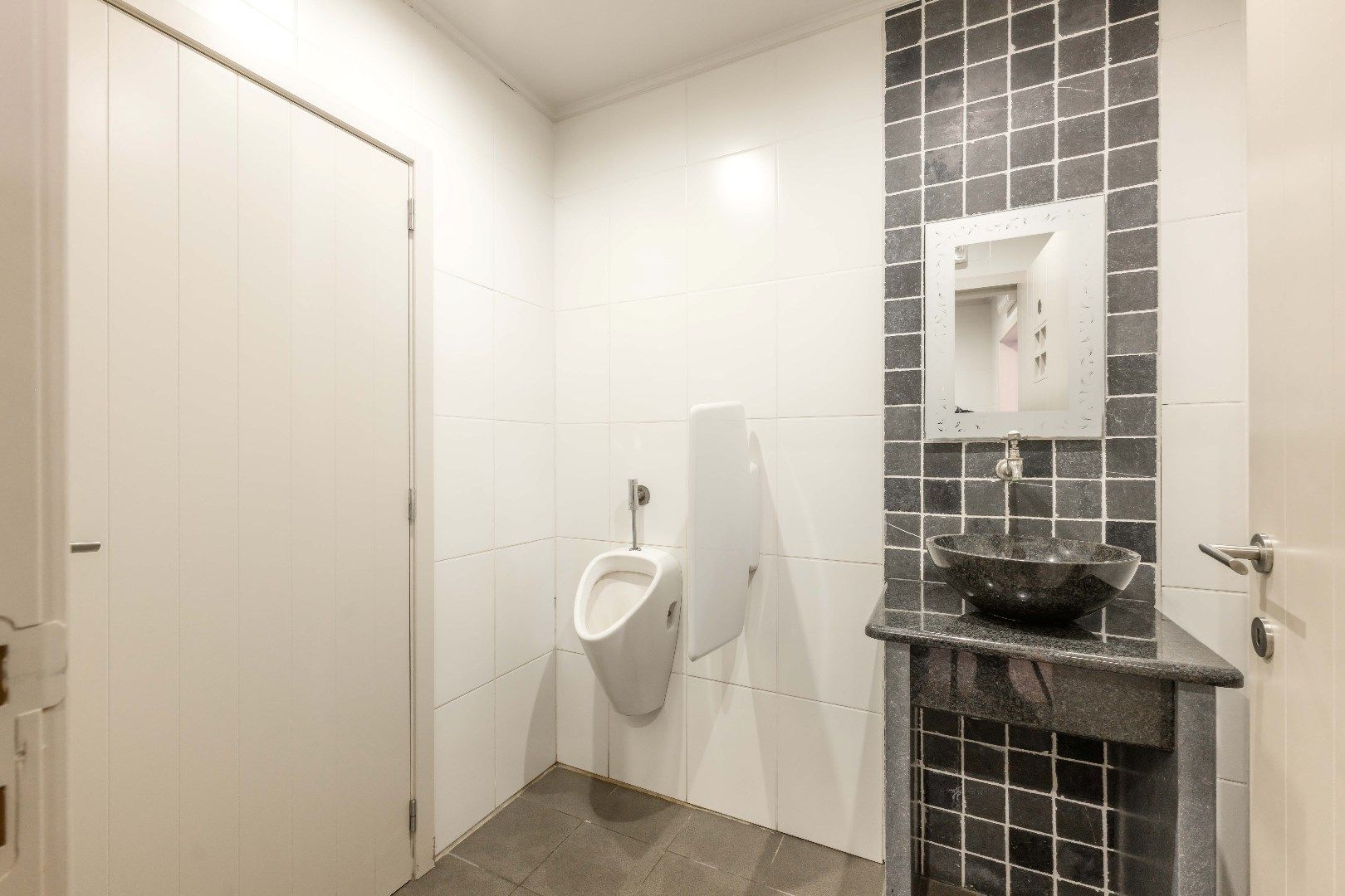 INSTAPKLAAR HANDELSHUIS (2009) OP GUNSTIGE LOCATIE!!!  foto 25