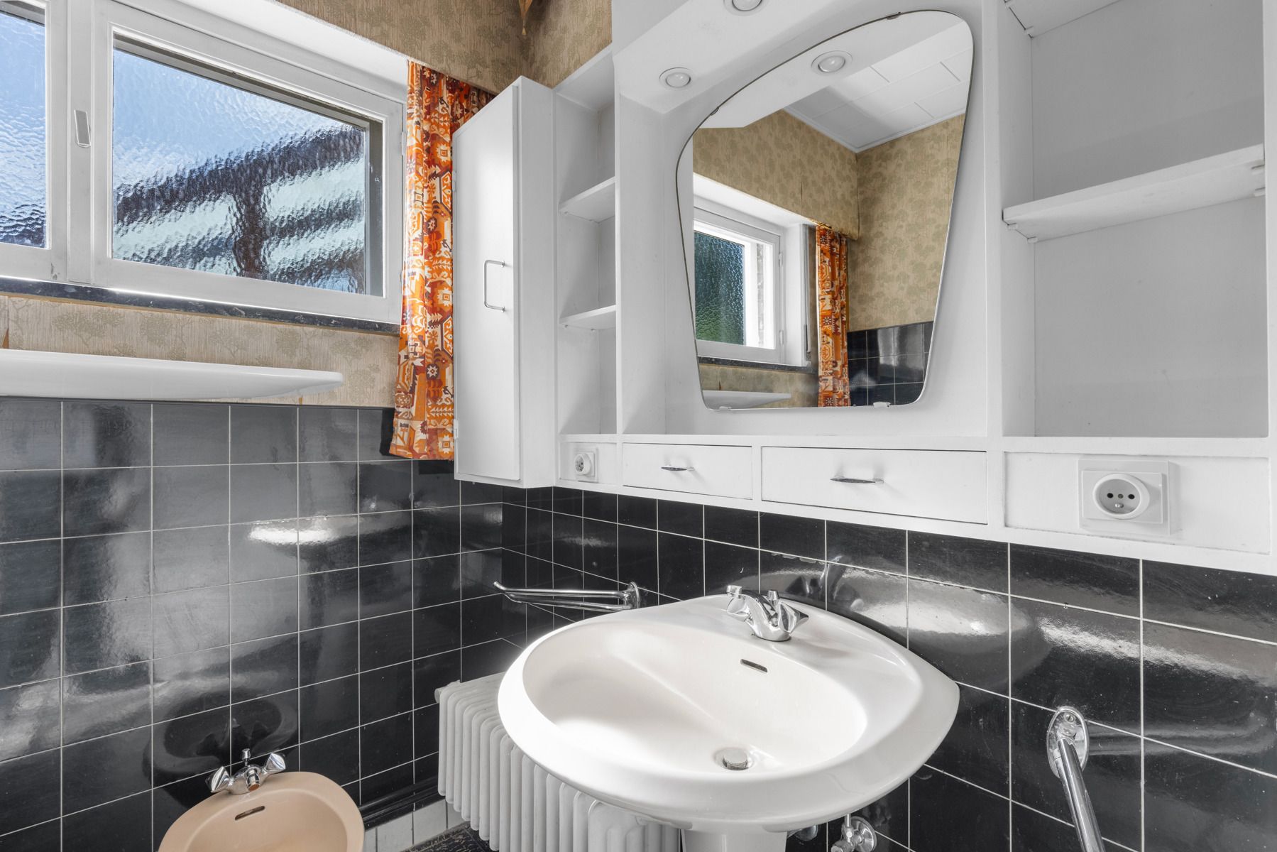 Geheel te renoveren / te slopen woning in residentiële wijk foto 13