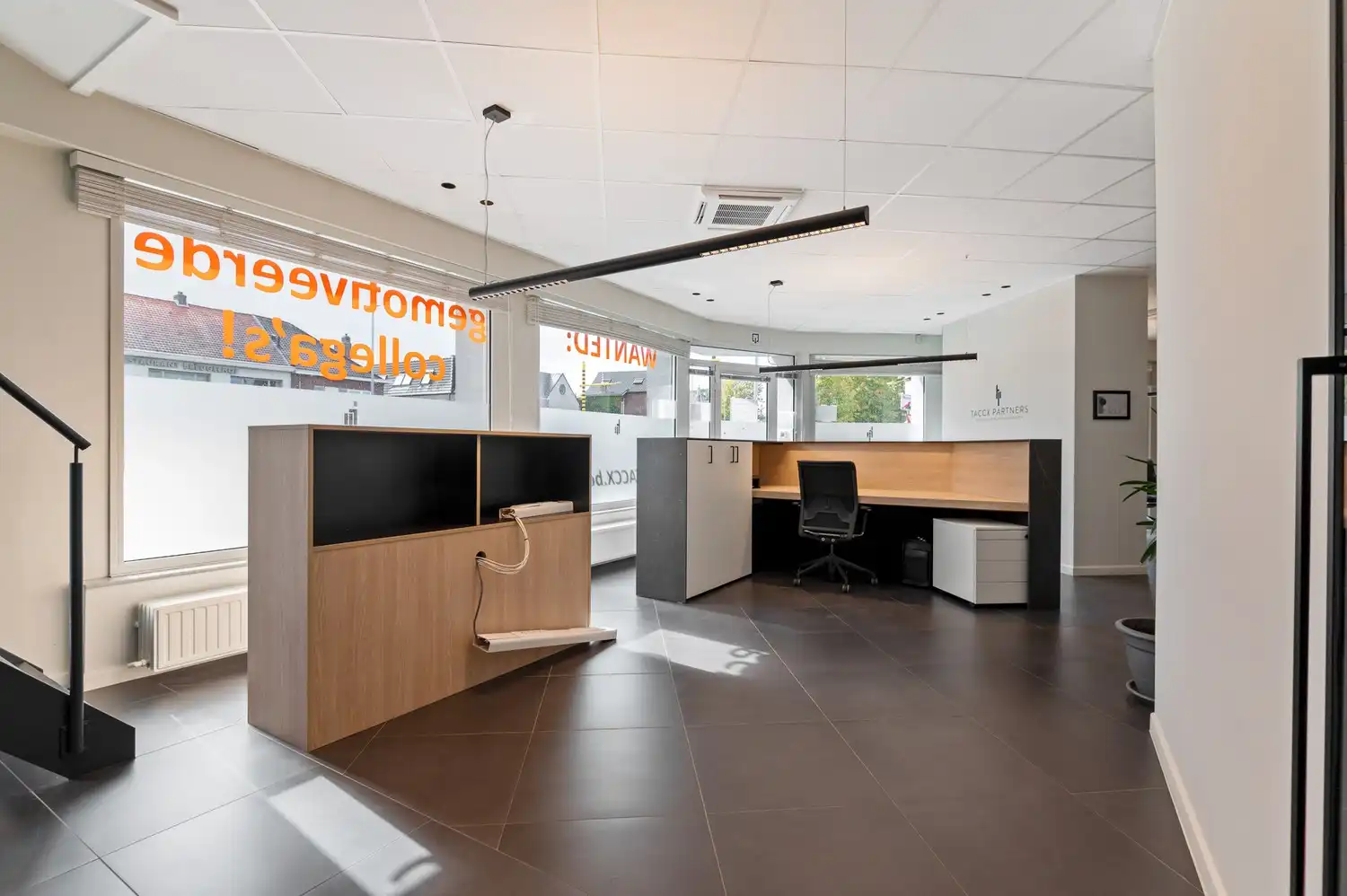 Ruim kantoorgebouw op een centrale locatie te koop in Wommelgem foto 3