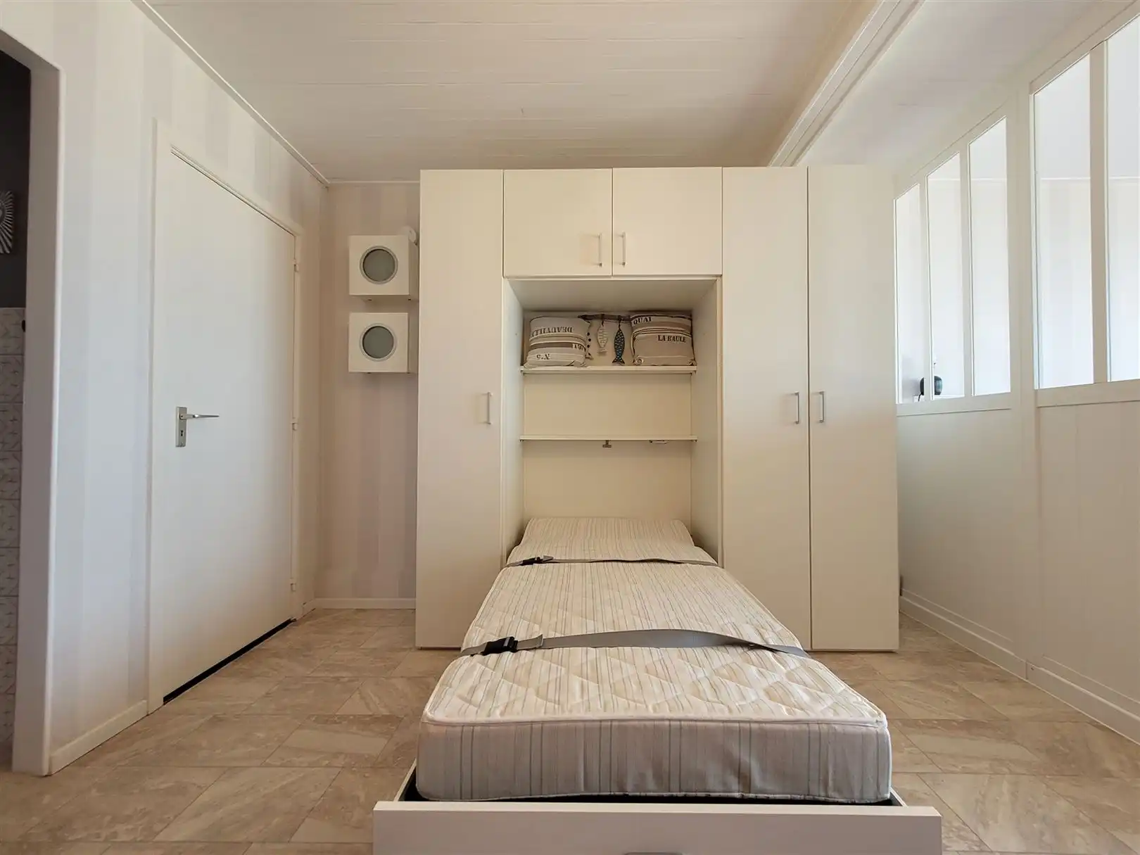 Gemeubelde studio met zeezicht foto 11