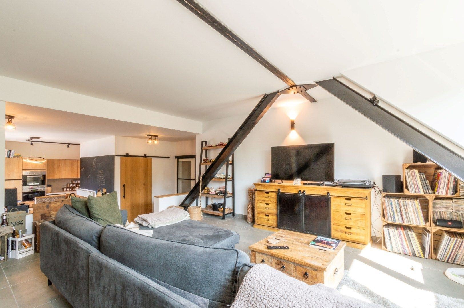 INSTAPKLAAR APP MET 1 SLP + BUREAU & GARAGEBOX ! foto 2