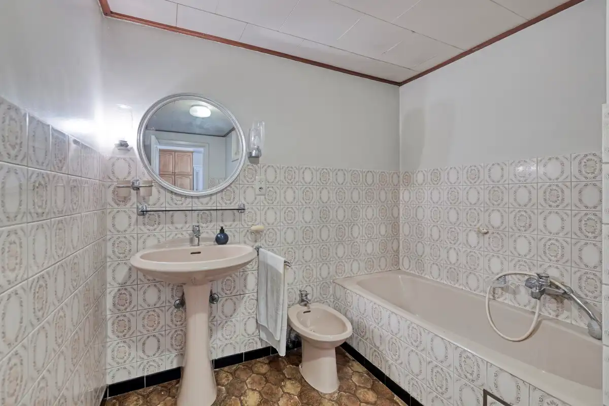 Te renoveren rijwoning in hartje Bilzen foto 11