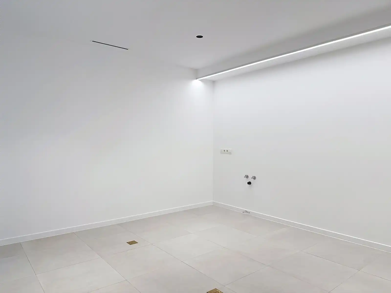 Praktijkruimte / commercieel gelijkvloers met veel passage foto 15