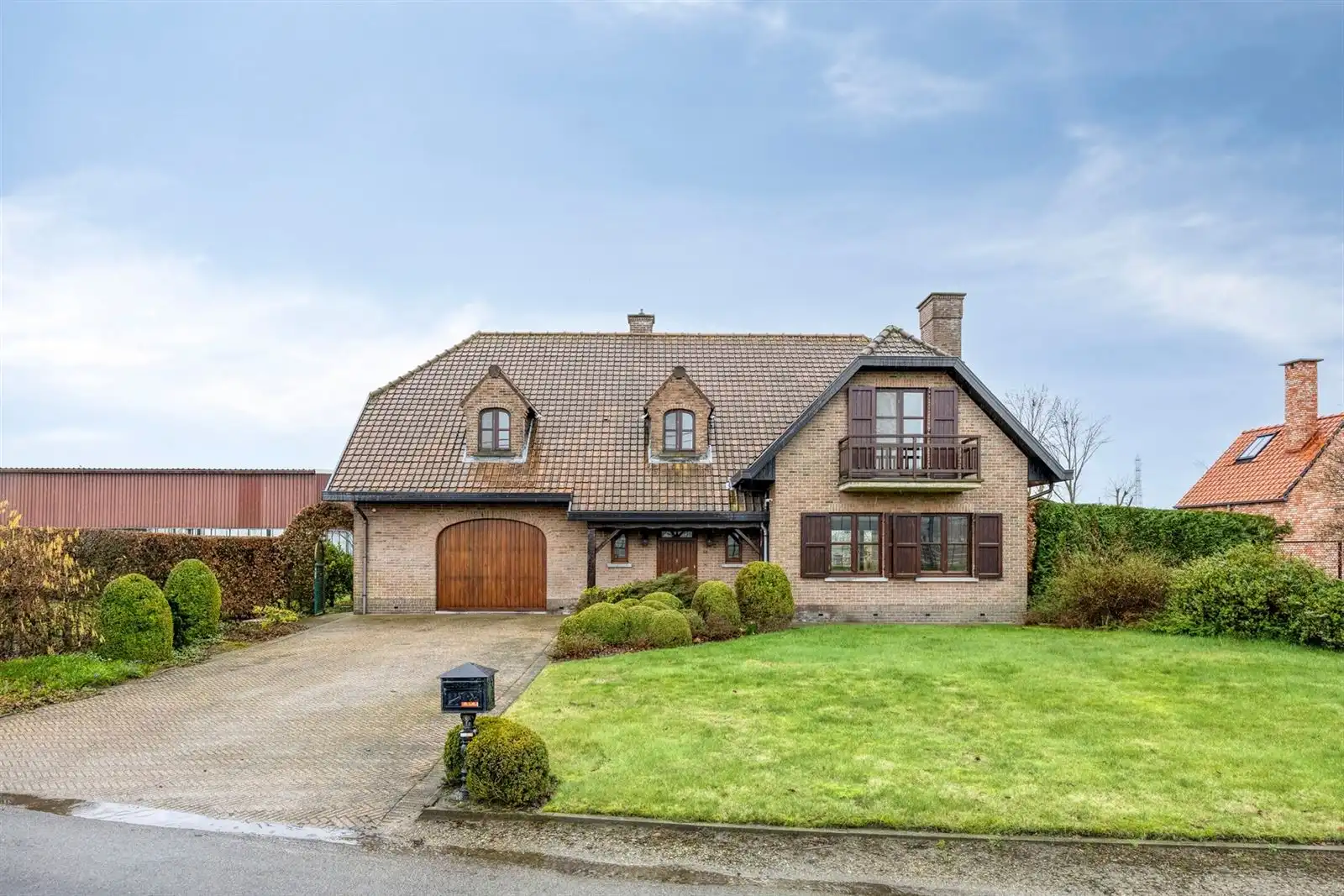 Riante open bebouwing in rustige straat foto {{pictureIndex}}