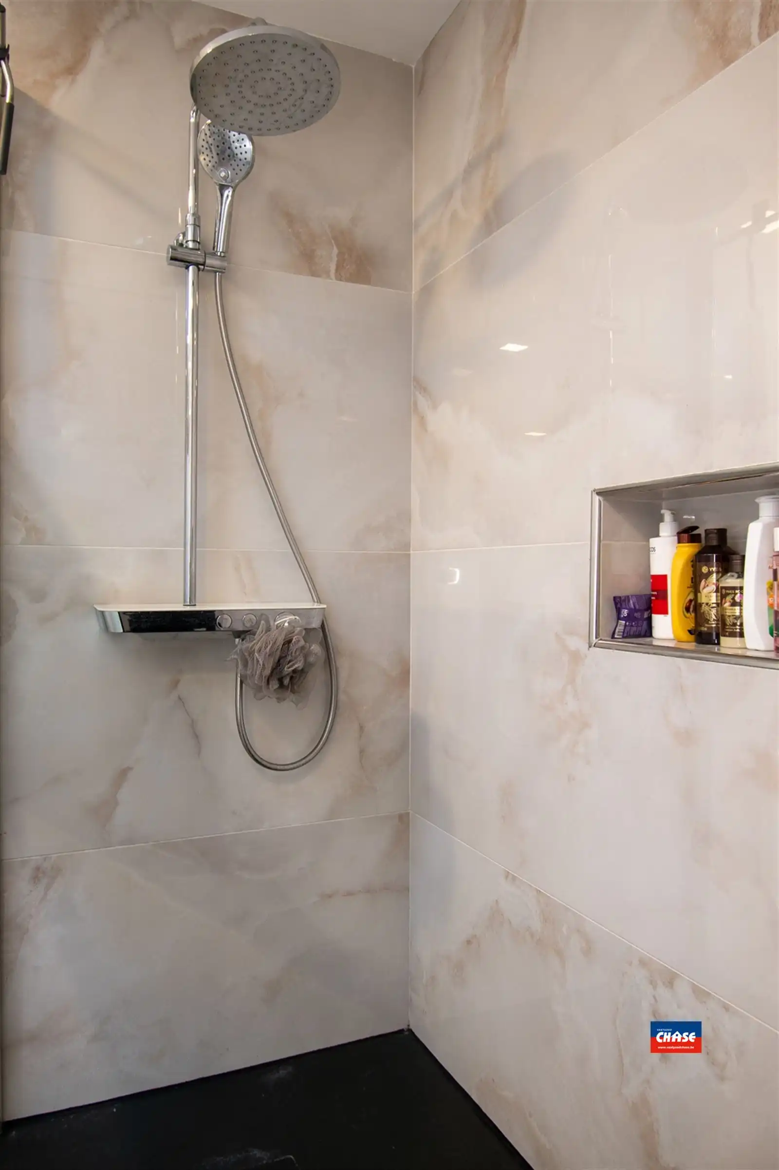 Charmante herenhuis met vier slaapkamers en twee badkamers foto 10