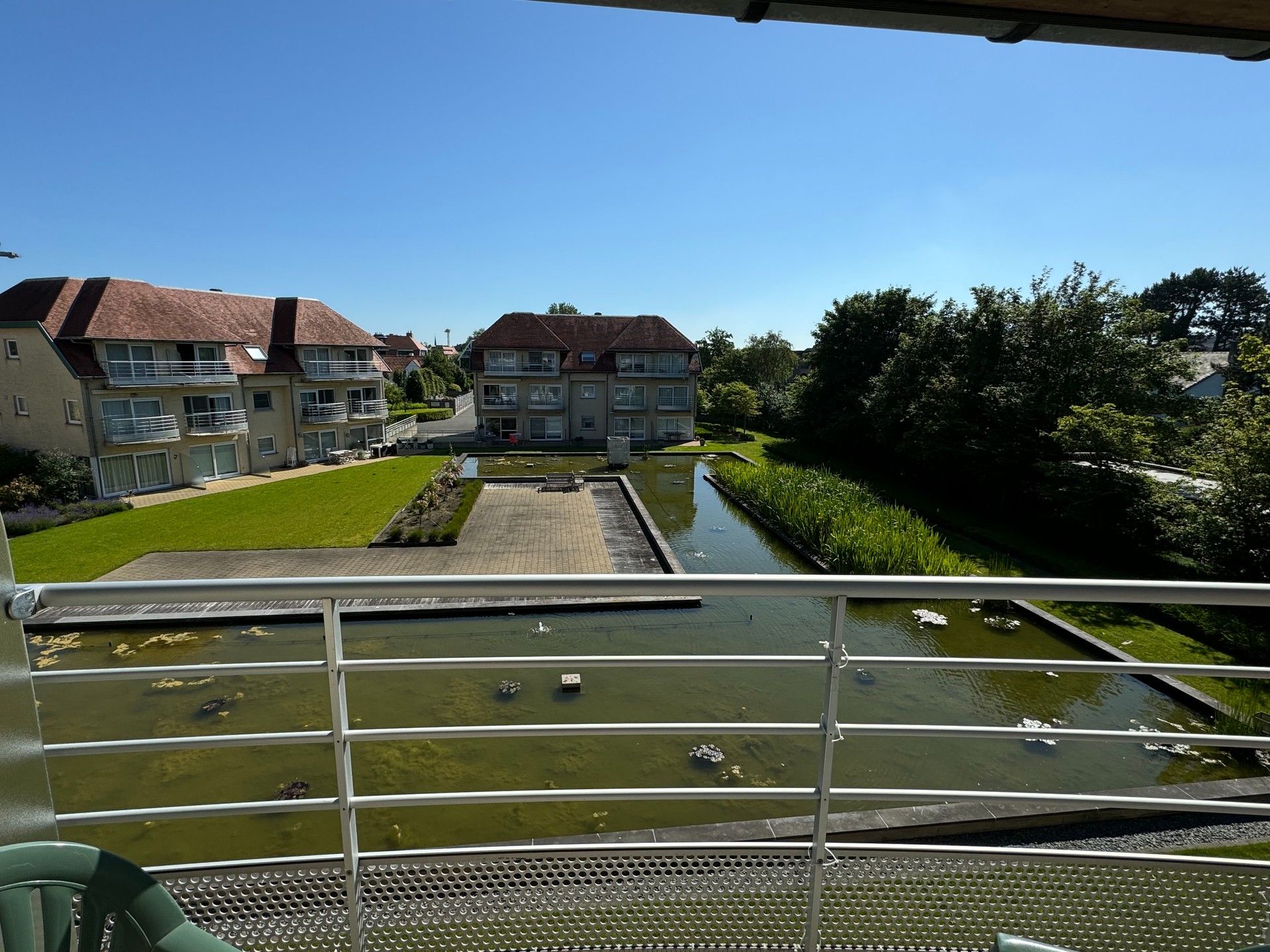 Modern & comfortabel appartement met terras, zwembad én vijverzicht aan het bos van De Haan te koop. foto 11