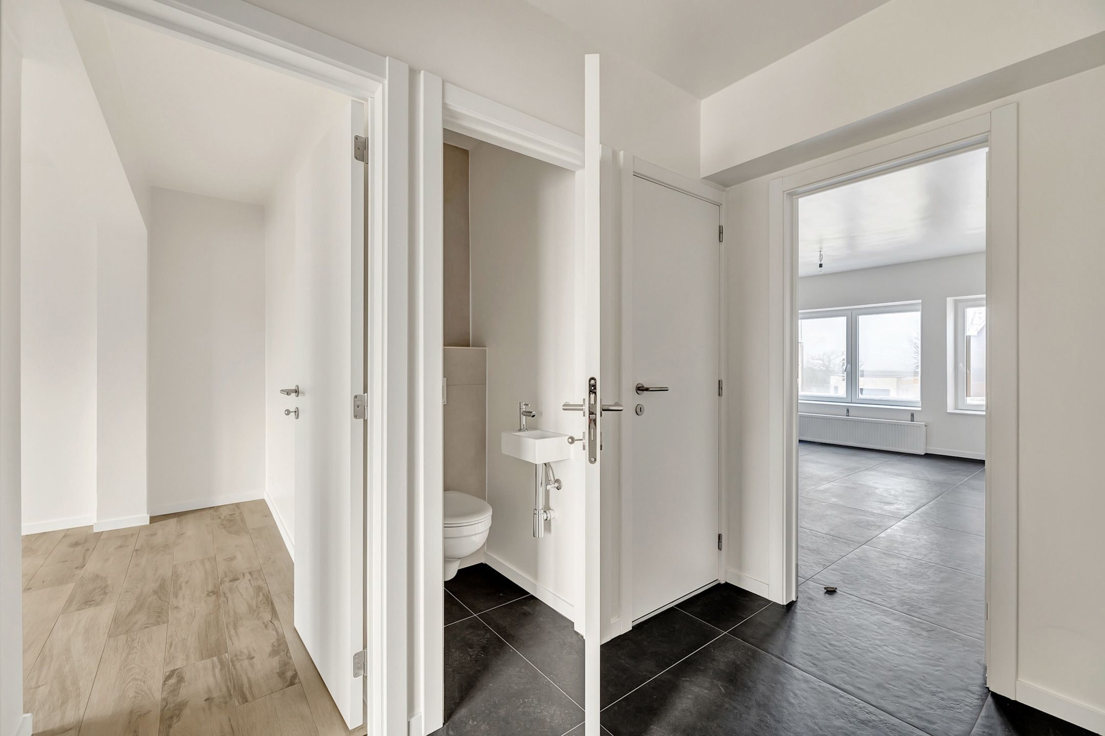 Totaal gerenoveerd appartement met 2 slpks en garage foto 9