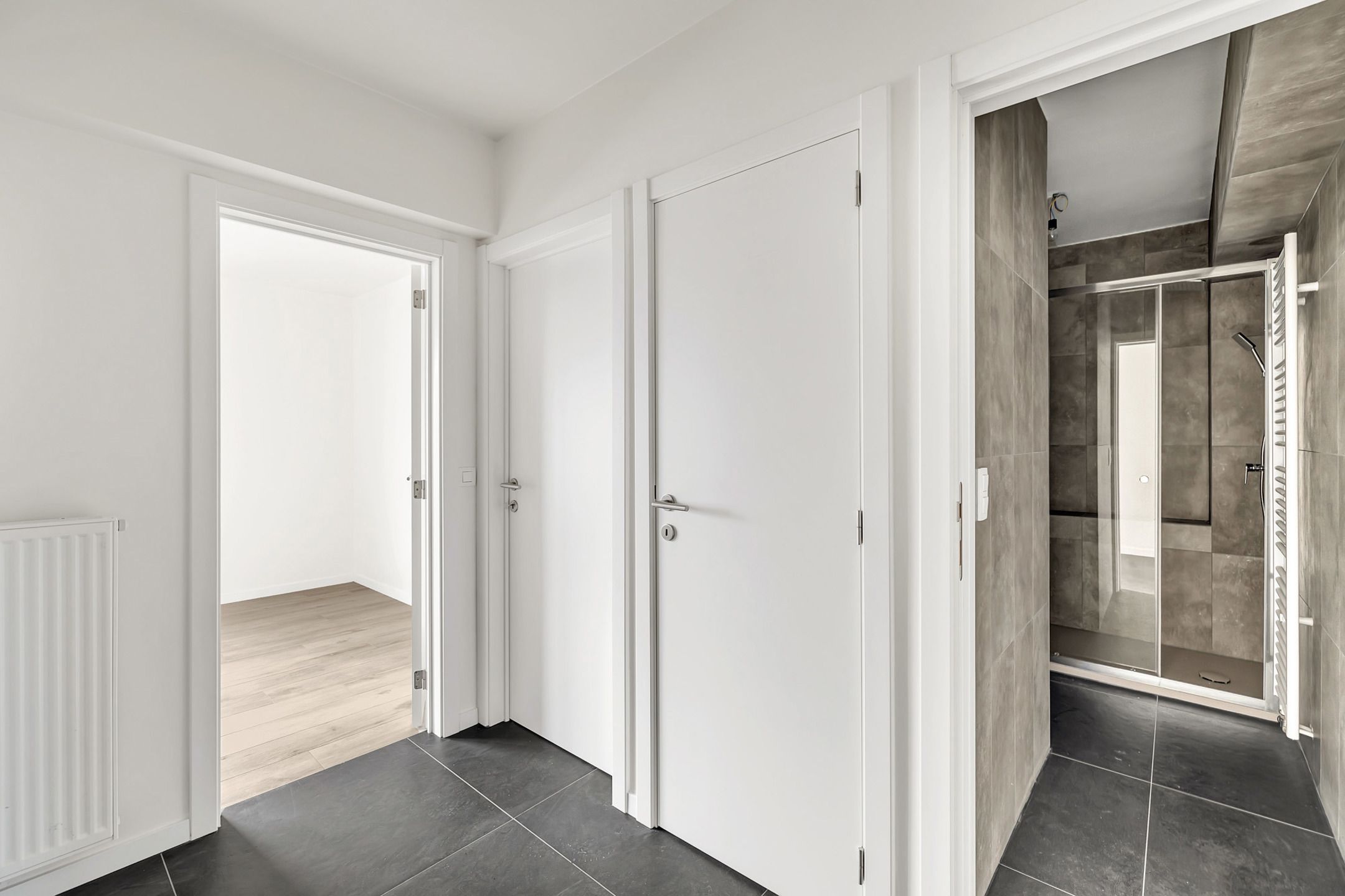 Totaal gerenoveerd appartement met 2 slpks en garage foto 11