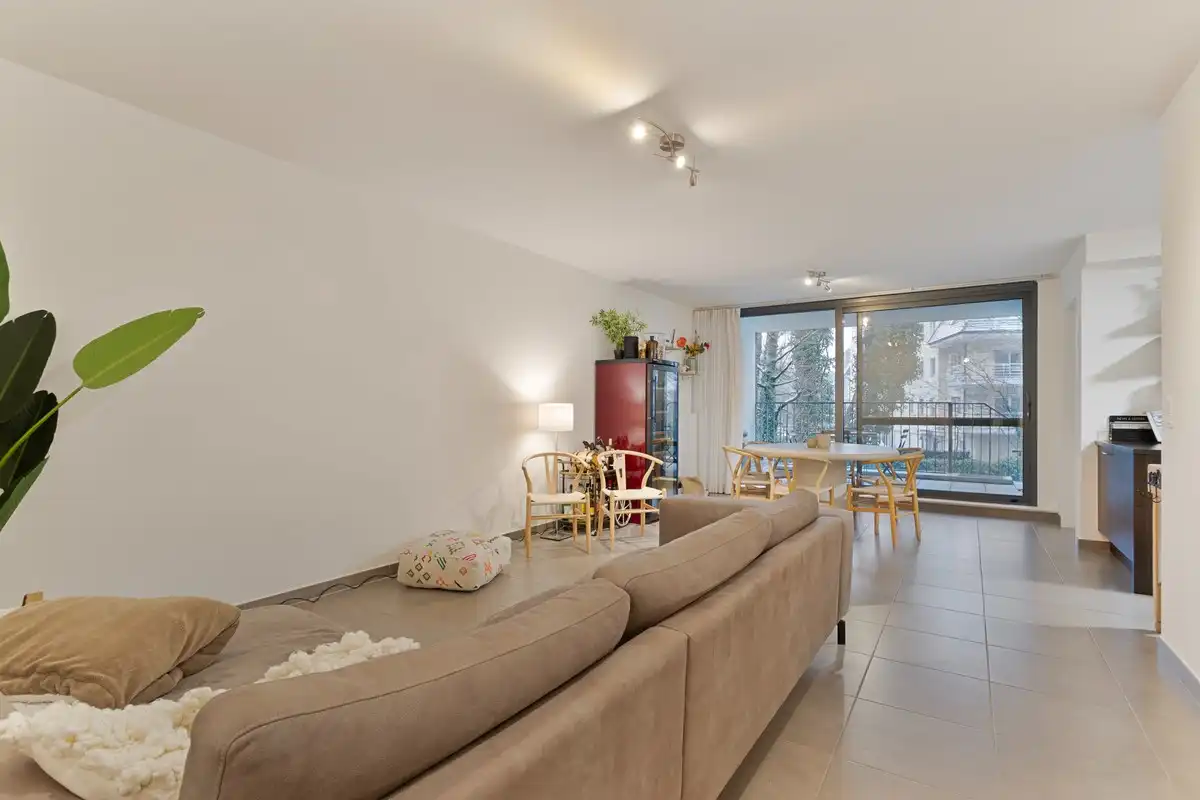 VERKOCHT - Energiezuinig 3 slaapkamer appartement met zonnig terras en tuin. foto 2