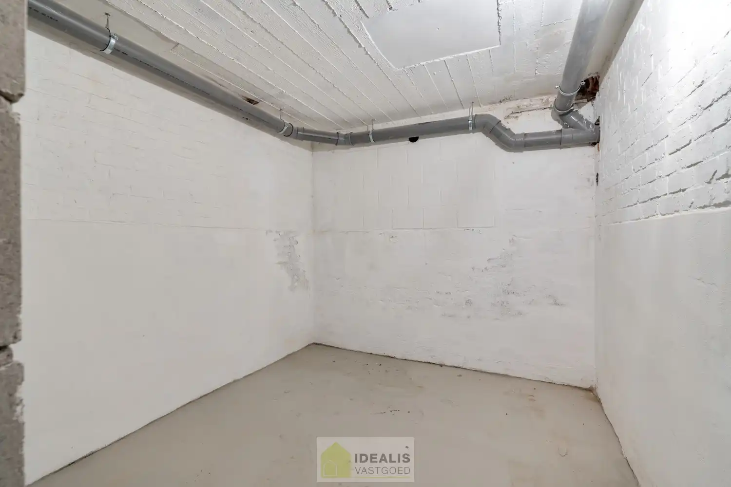 IDEALIS VASTGOED - PRACHTIGE CASCO+ PENTHOUSE MET EEN HEERLIJK LICHTRIJKE WOONKAMER MET OPEN KEUKEN EN AANSLUITEND ZEER RUIM TERRAS, 2 SLAAPKAMERS, BADKAMER, BERGPLAATS EN KELDERBERGING OP EEN GEGEERDE LOCATIE IN HET CENTRUM VAN PEER! Een aangename penthouse met een netto bewoonbare oppervlakte van +-102m² met veel lichtinval en grote glaspartijen en een ruim terras van maar liefst +- 22m², met apart kelderberging en fietsenstalling op een gegeerde locatie! Deze casco+ penthouse biedt op de 2de  verdieping een heerlijk ruime woonkamer met open keuken, een ruime inkom, een toilet, een bergplaats en toegang tot het ruim terras. Op de 3de  verdieping beschikt het penthouse over 2 slaapkamers en een badkamer. Een penthouse met vele troeven dus, nl. casco+ en nog volledig naar eigen smaak af te werken, een fijne locatie, veel lichtinval en ruime glaspartijen, zeer ruime leefruimte met open keuken, 2 slaapkamers, laag energieverbruik,… foto 20