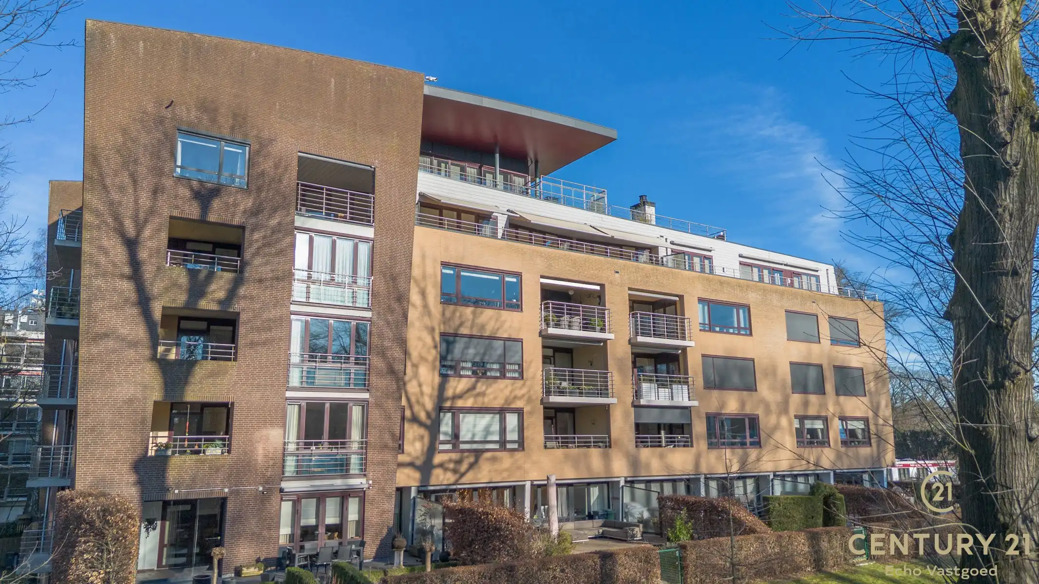 Ruim 2-slaap- 2badkamer appartement met terras en zwembad foto 28