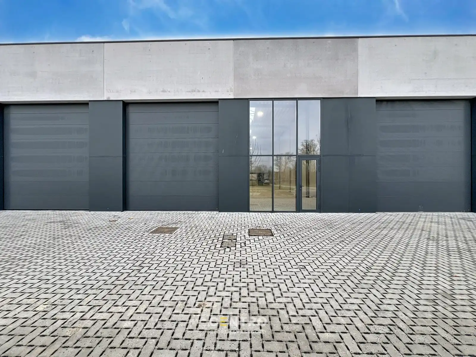 NB-magazijn van ± 275 m² (incl. 2 parkeerplaatsen!) en moderne glaspartij in driehoek TIELT-DEINZE-WAREGEM ! foto 3