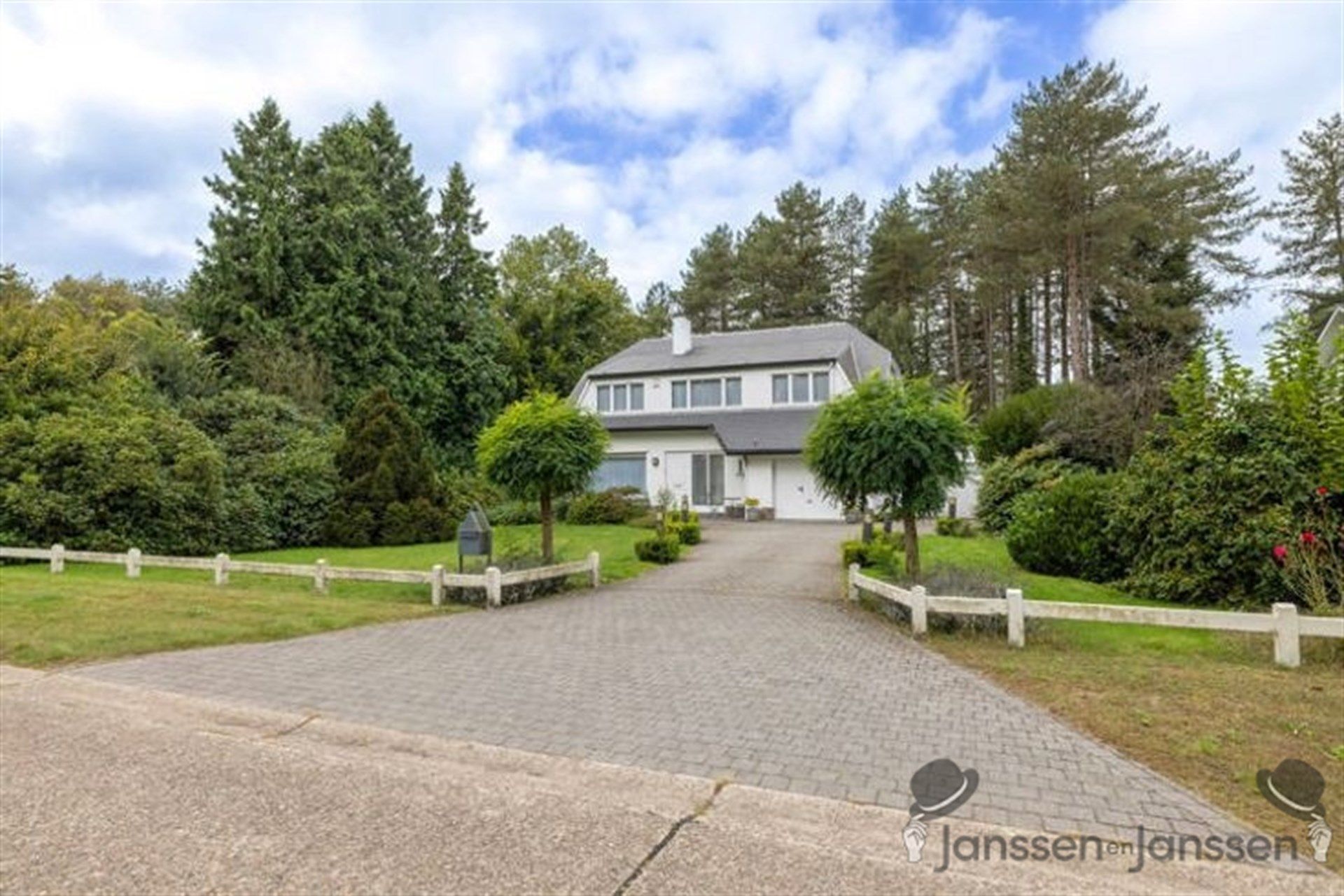 Woning op mooi villaperceel van 1.500 m² foto 3