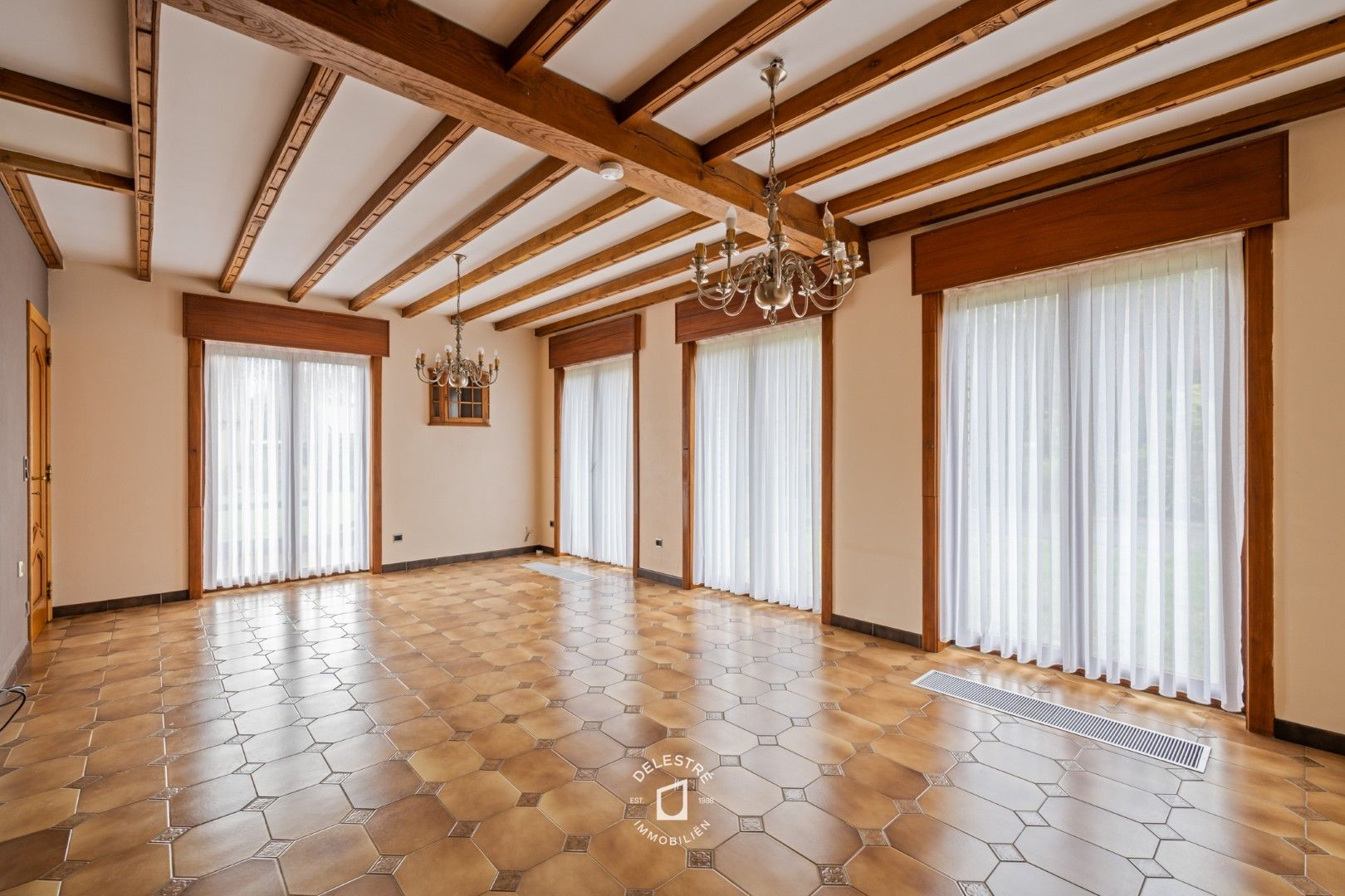 RUSTIG GELEGEN HALFOPEN MET TUIN EN GARAGE foto 8