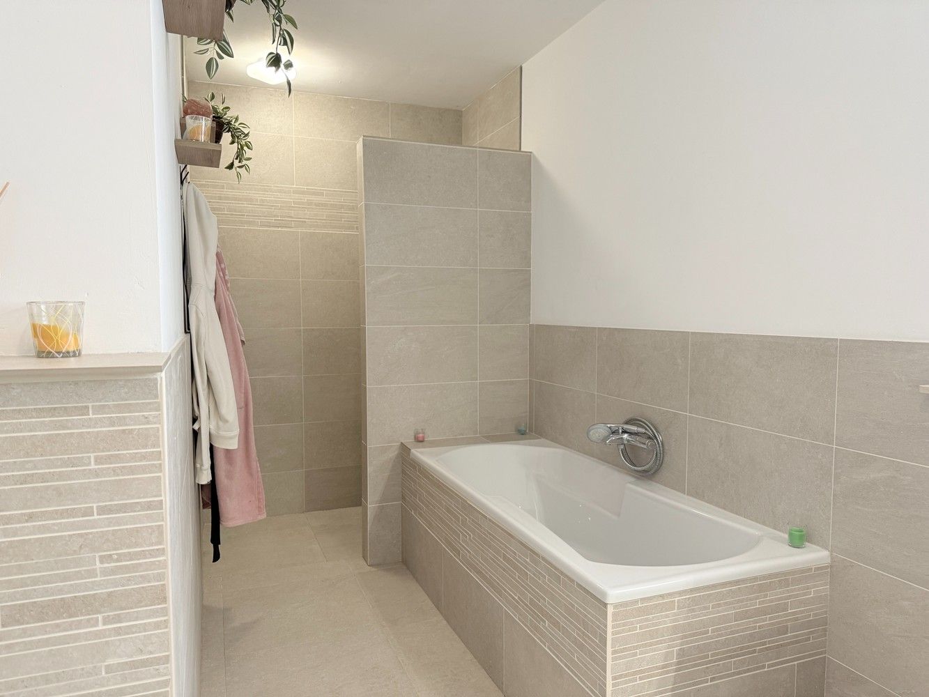 Instapklare woning met 3 slaapkamers en een gezellige tuin op toplocatie in Hoeselt te huur! foto 10