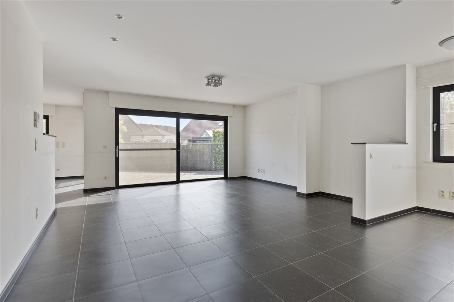Instapklare, vrijstaande woning op 5a14ca. Voorzien van 4 slaapkamers en een inpandige garage op een rustige locatie in Kinrooi.  foto 4