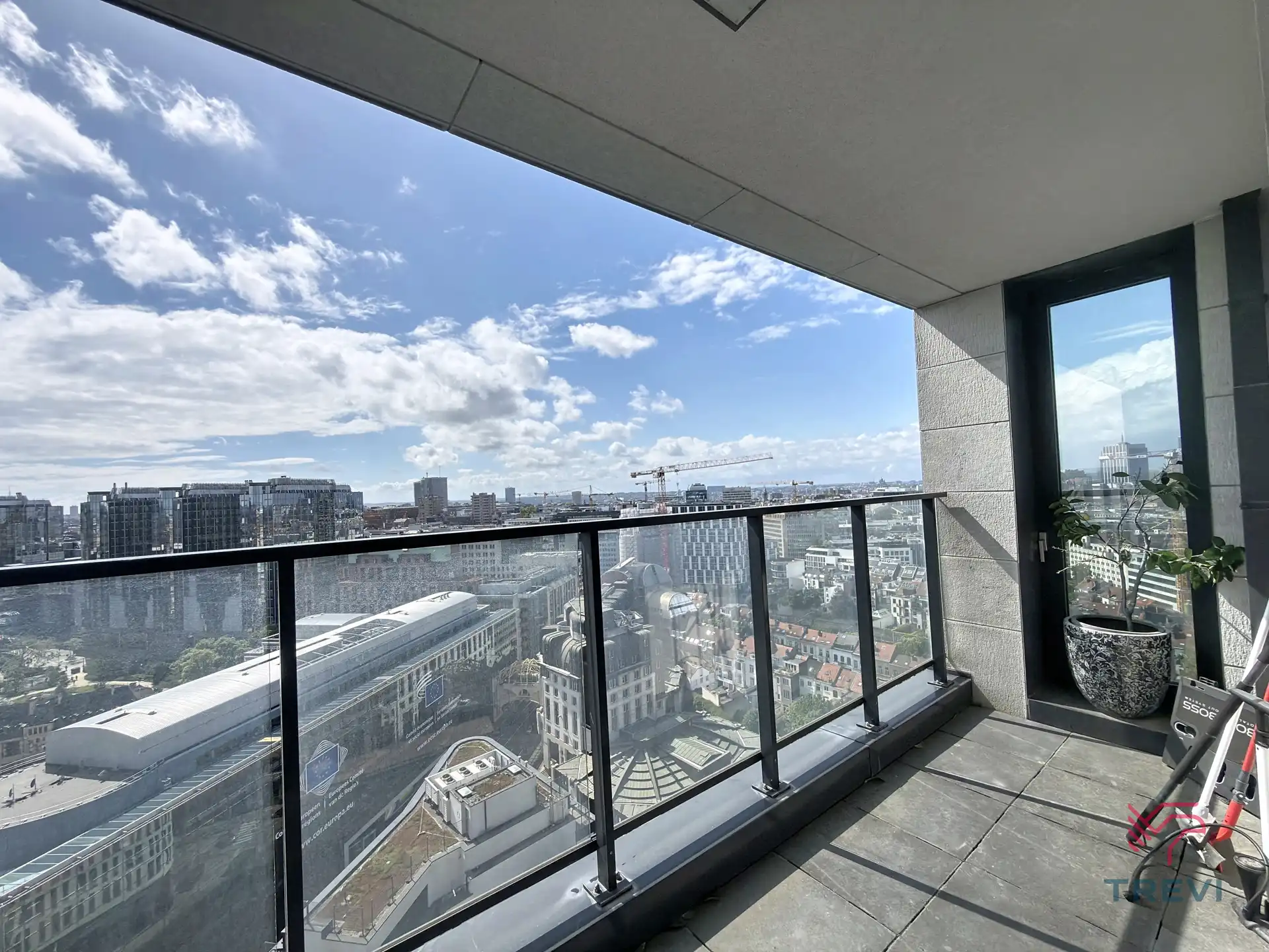 APPARTEMENT OP DE 21STE VERDIEPING IN DE EUROPESE WIJK ! foto 12