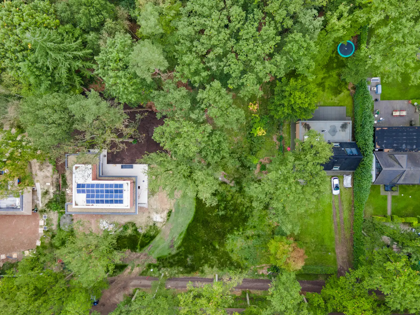 Bouwgrond van 2700 m² gelegen op een residentiële locatie. foto 5