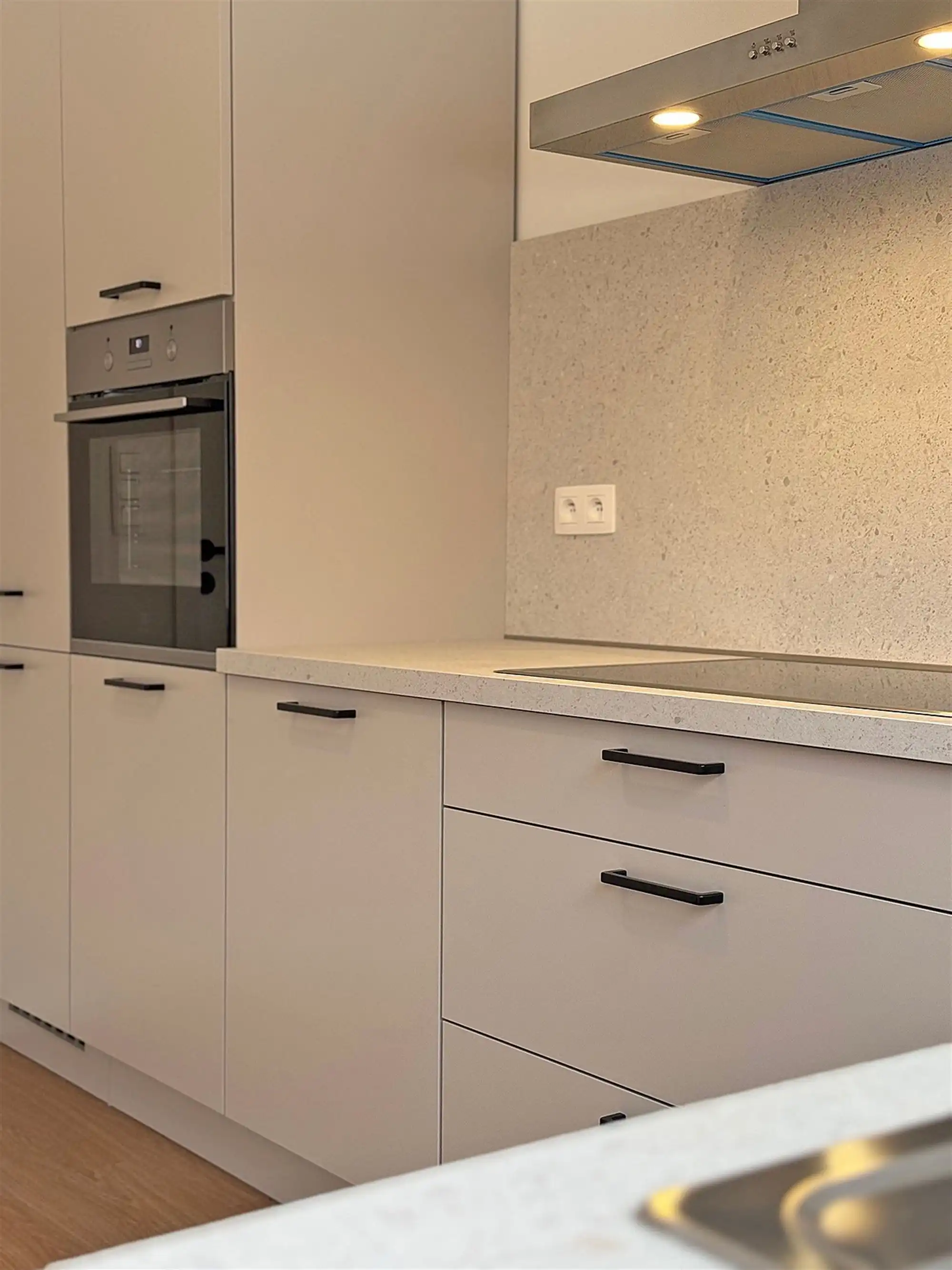 INSTAPKLARE gerenoveerde WONING met 3 slpks, badk., garage & tuintje/terras. foto 8