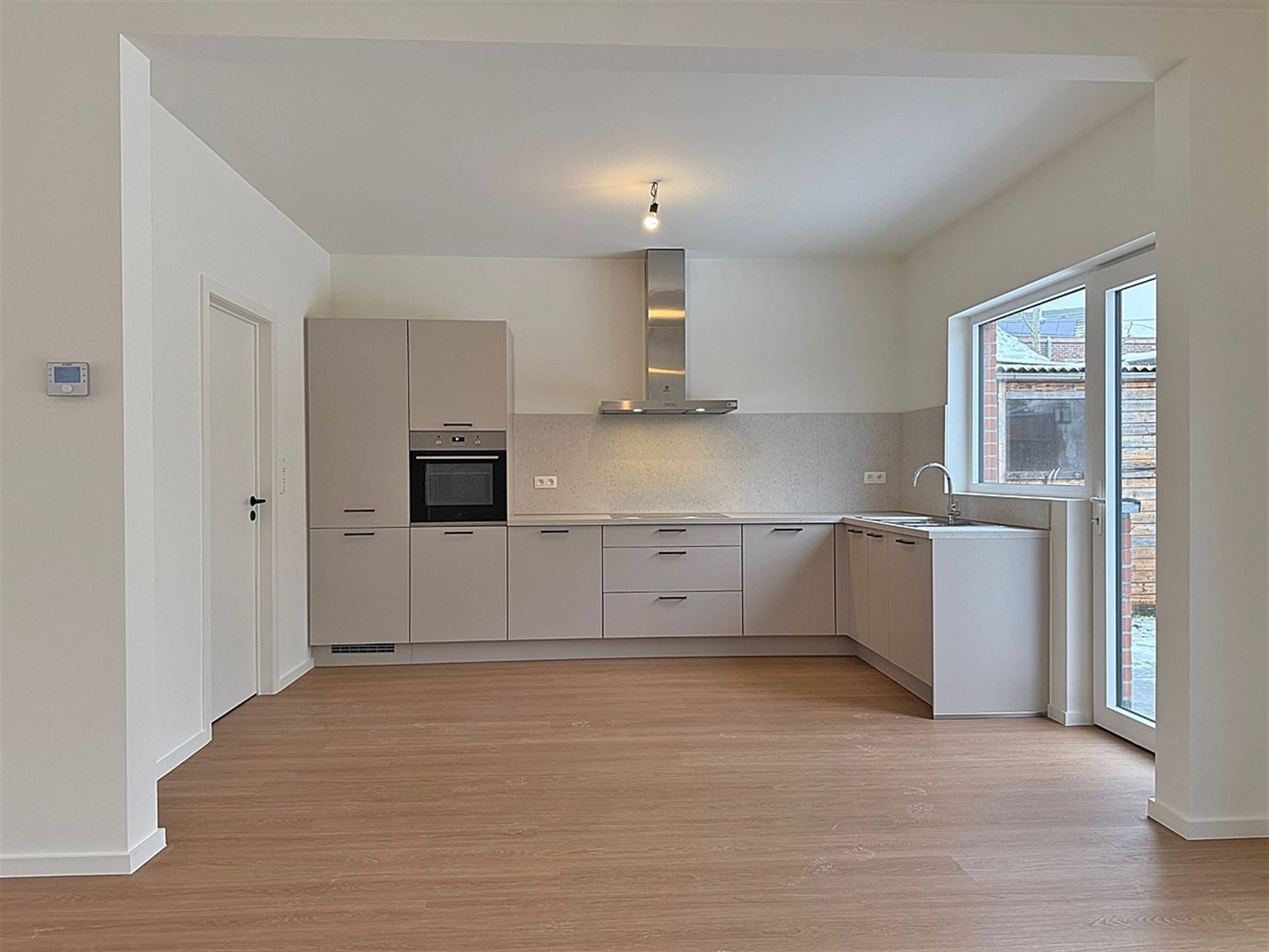 INSTAPKLARE gerenoveerde WONING met 3 slpks, badk., garage & tuintje/terras. foto 8