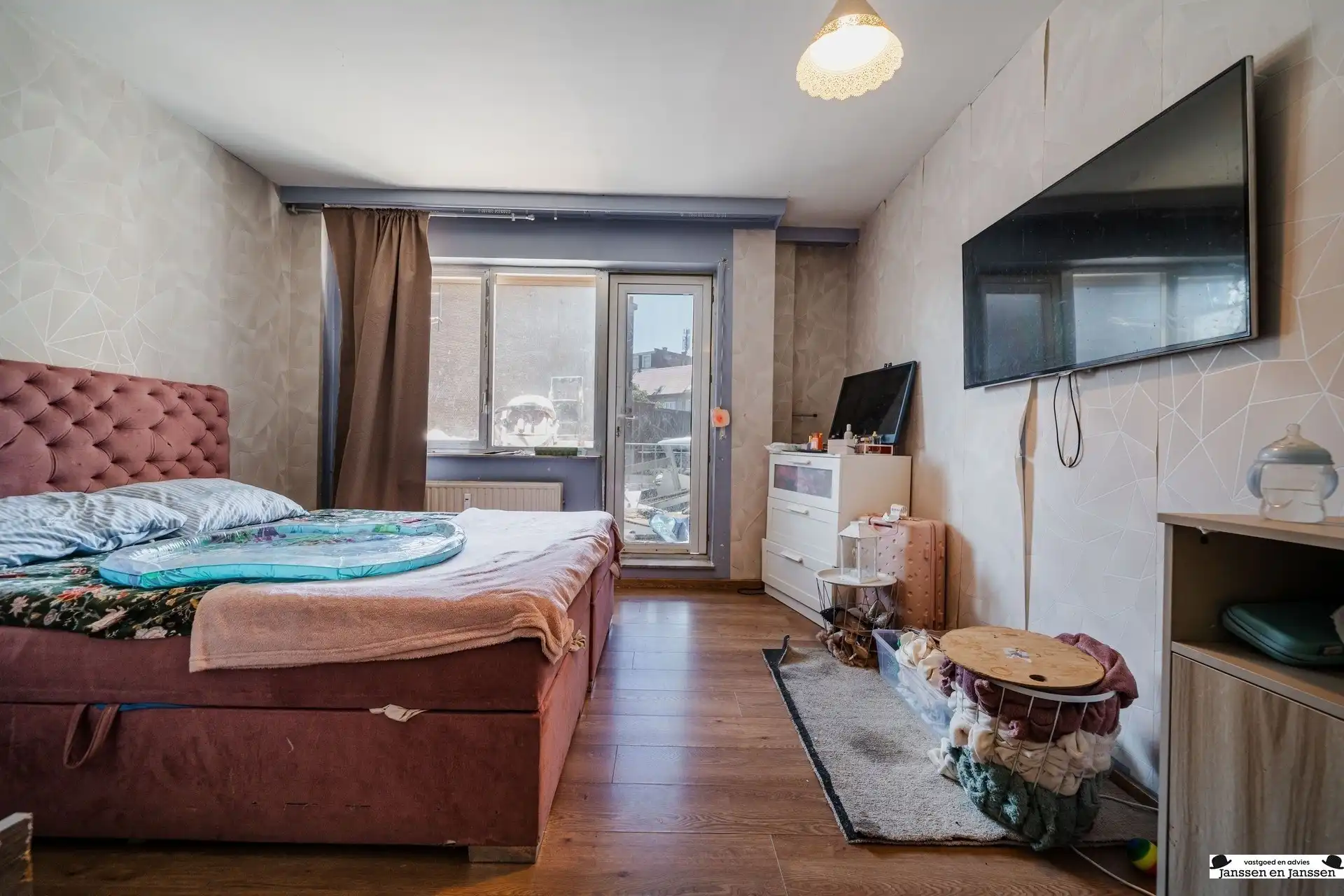 Te renoveren ruim appartement op toplocatie in Borgerhout! foto 7