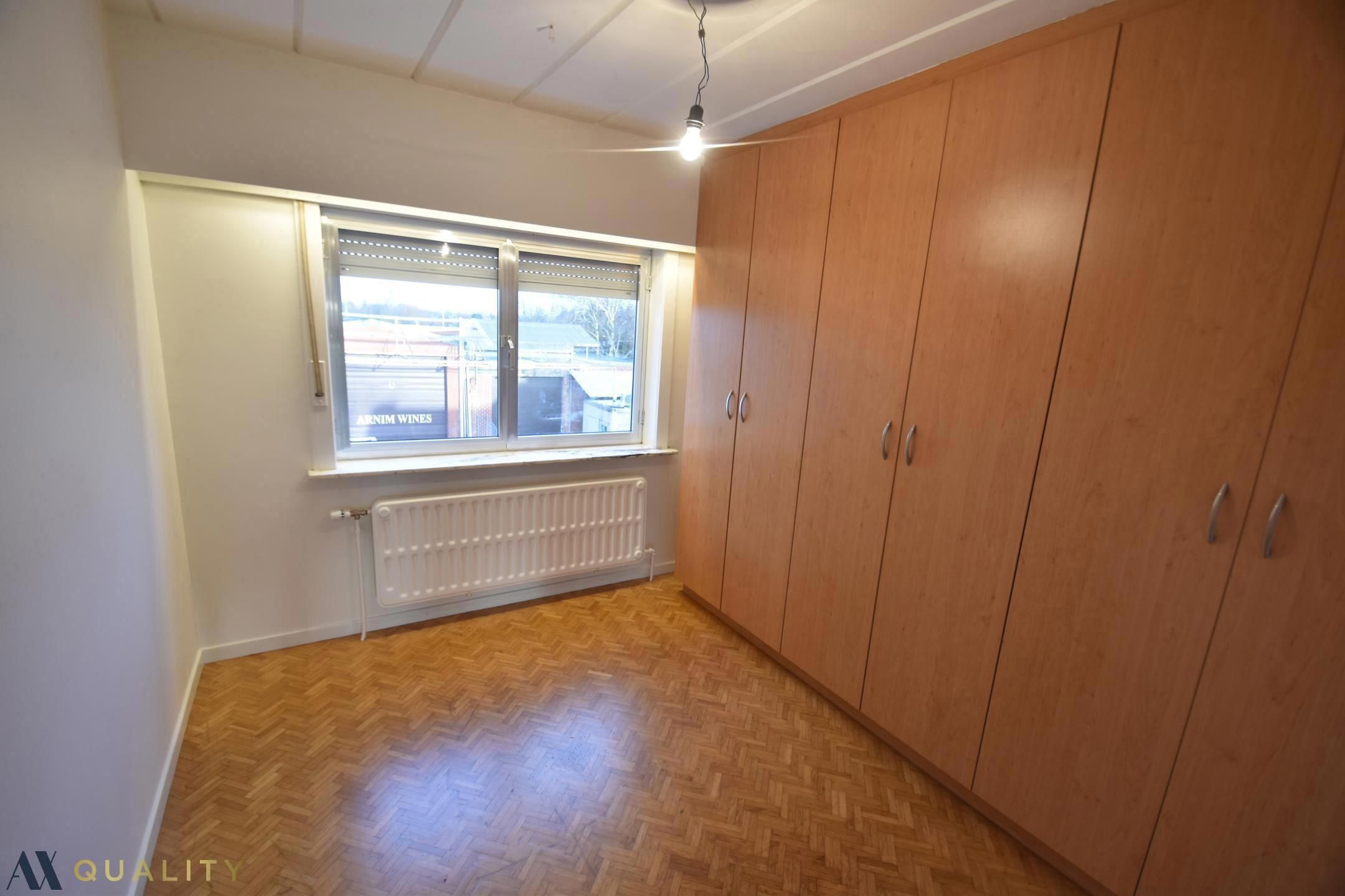 Gerenoveerd 2-slaapkamerappartement met terras (6,5 m²) en balkon,  bergzolder, autostaanplaats en private berging 6,5 m² en 16 m² foto 10