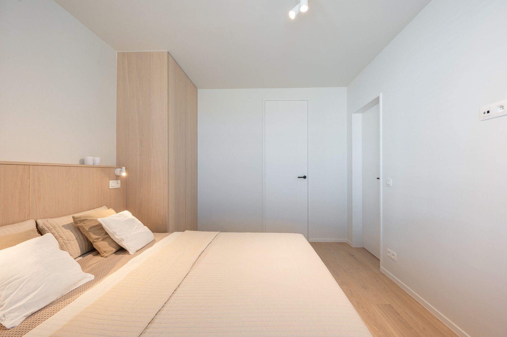 Luxueus gerenoveerd appartement met frontaal zeezicht in Heist foto 11